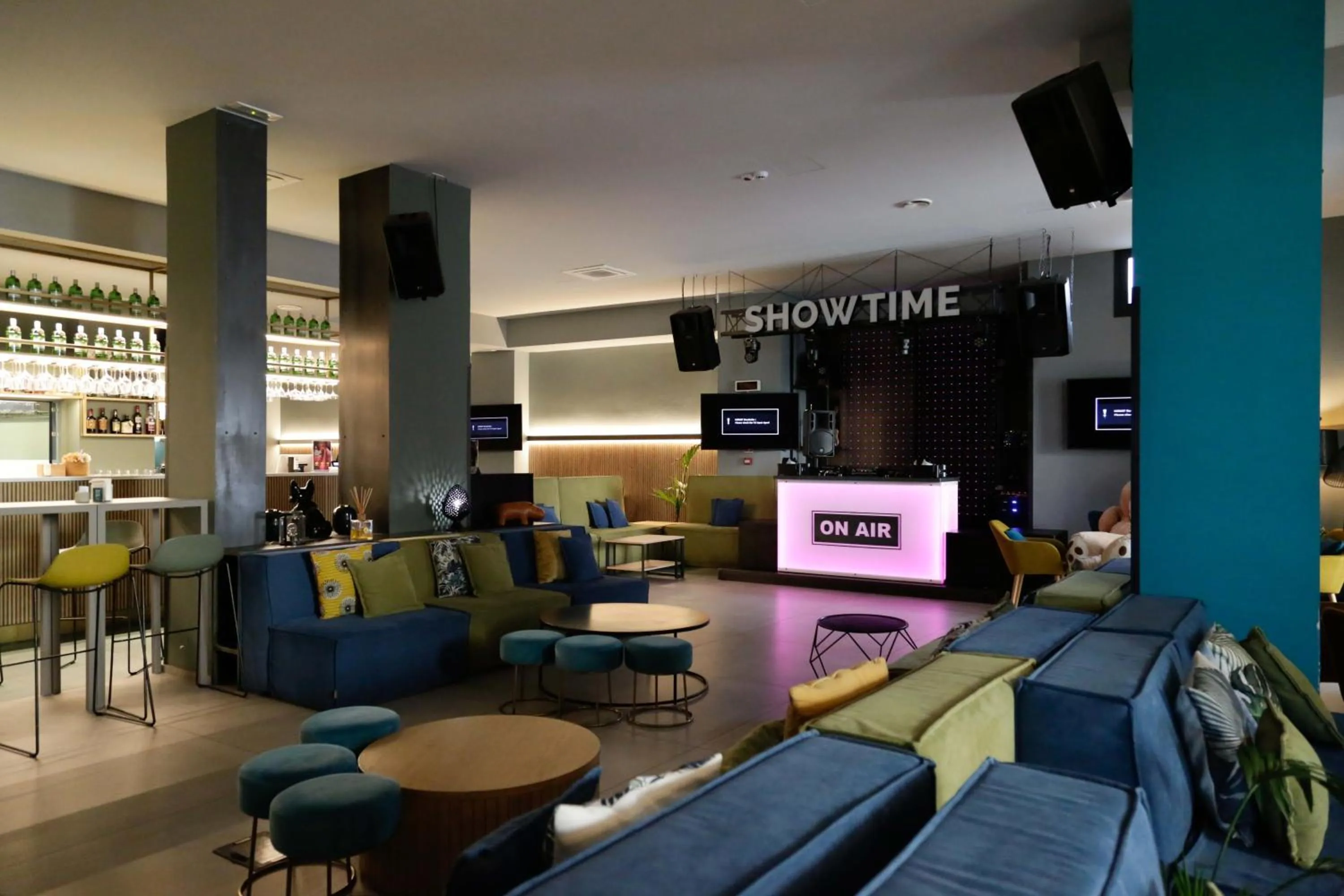 Restaurant/places to eat in Arryvo Hotel