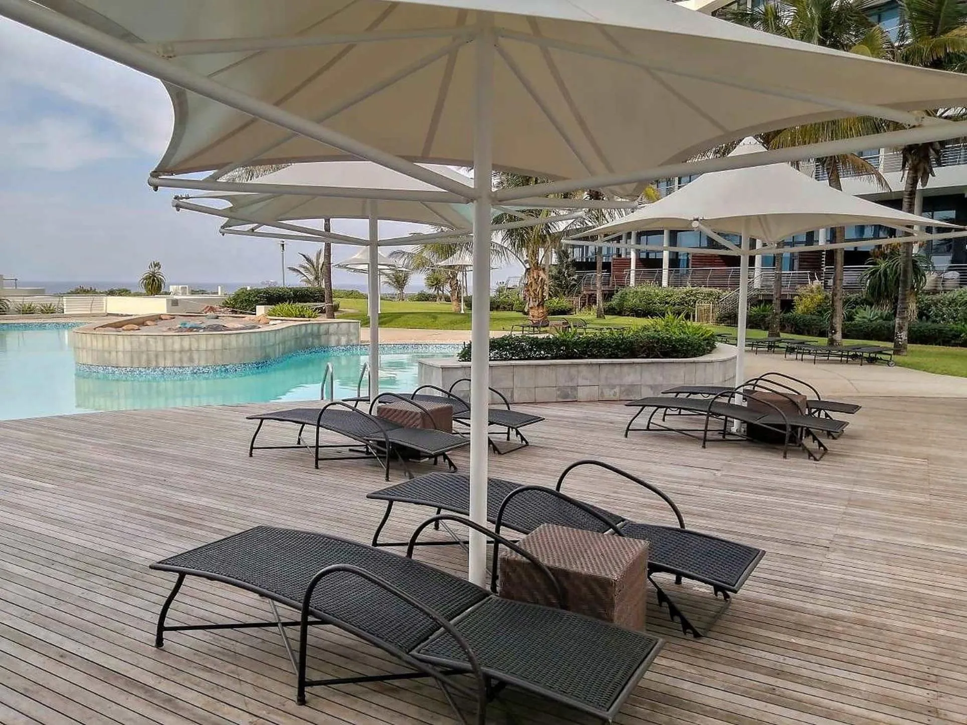 Swimming pool in The Pearls, Apartment Dawn by Top Destinations Rentals