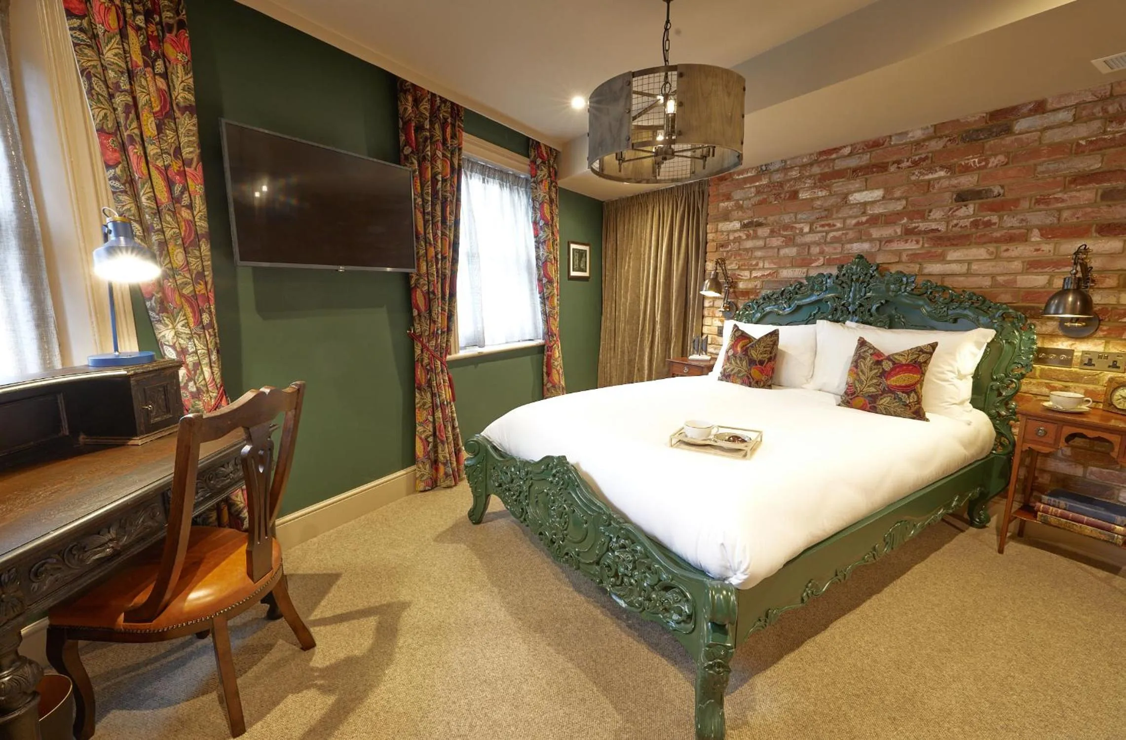 Photo of the whole room, Bed in The Kings Arms Pub & Boutique Rooms