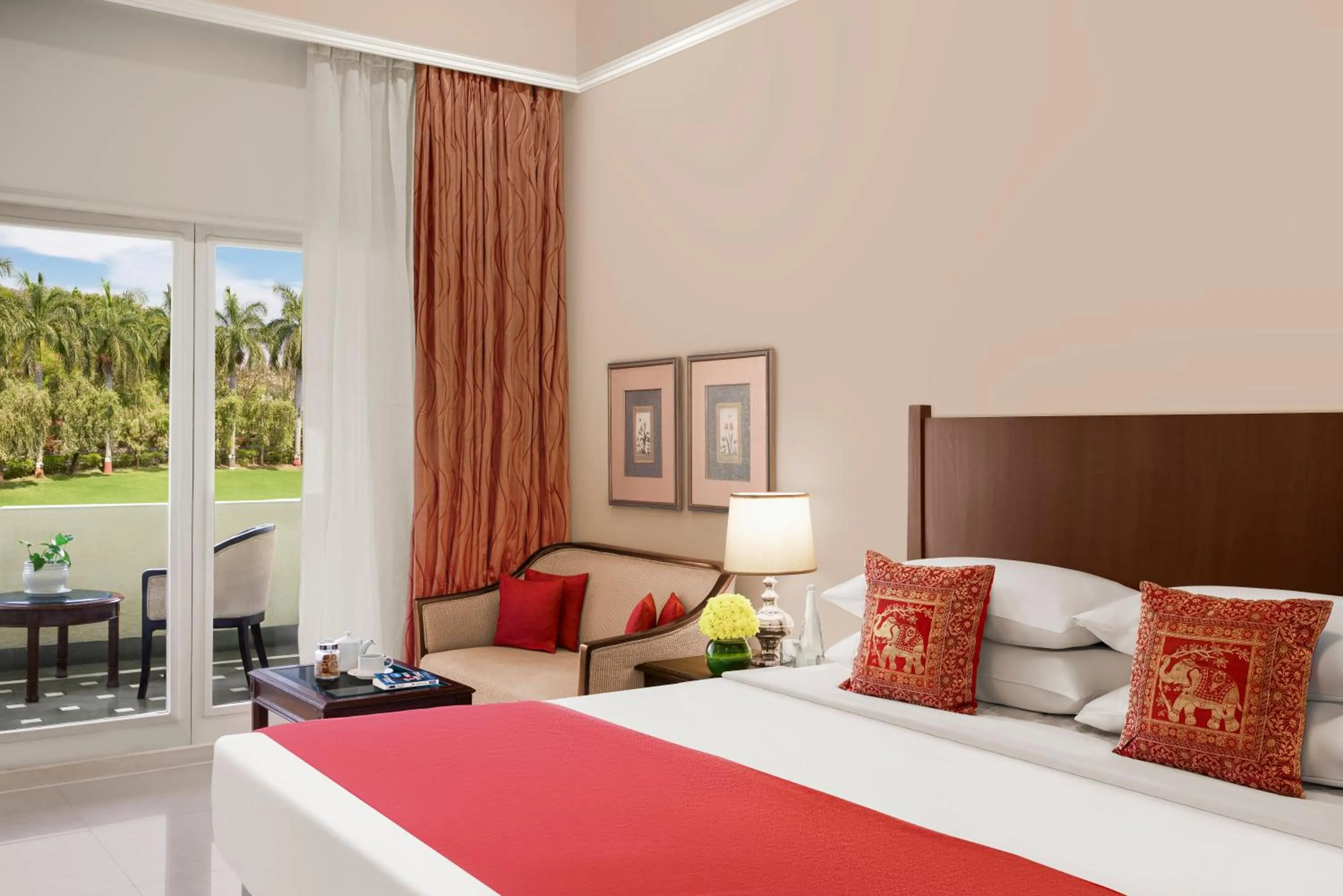 TV and multimedia, Bed in Gateway Aurangabad - Chhatrapati Sambhaji Nagar