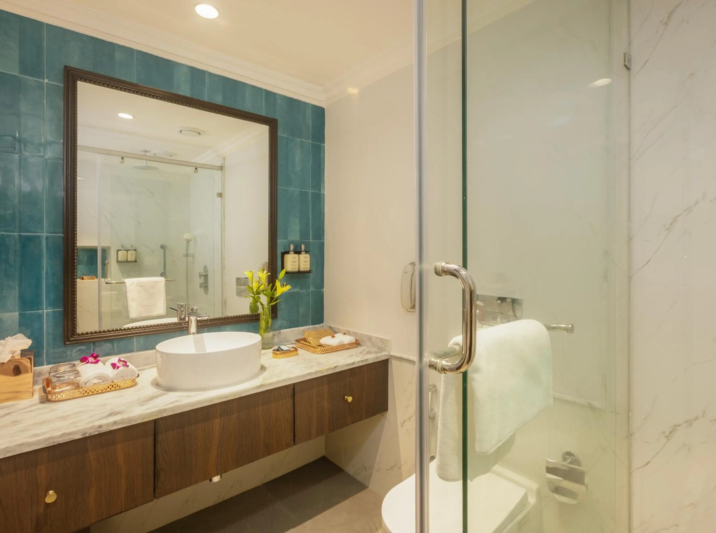 Shower in Gateway Aurangabad - Chhatrapati Sambhaji Nagar