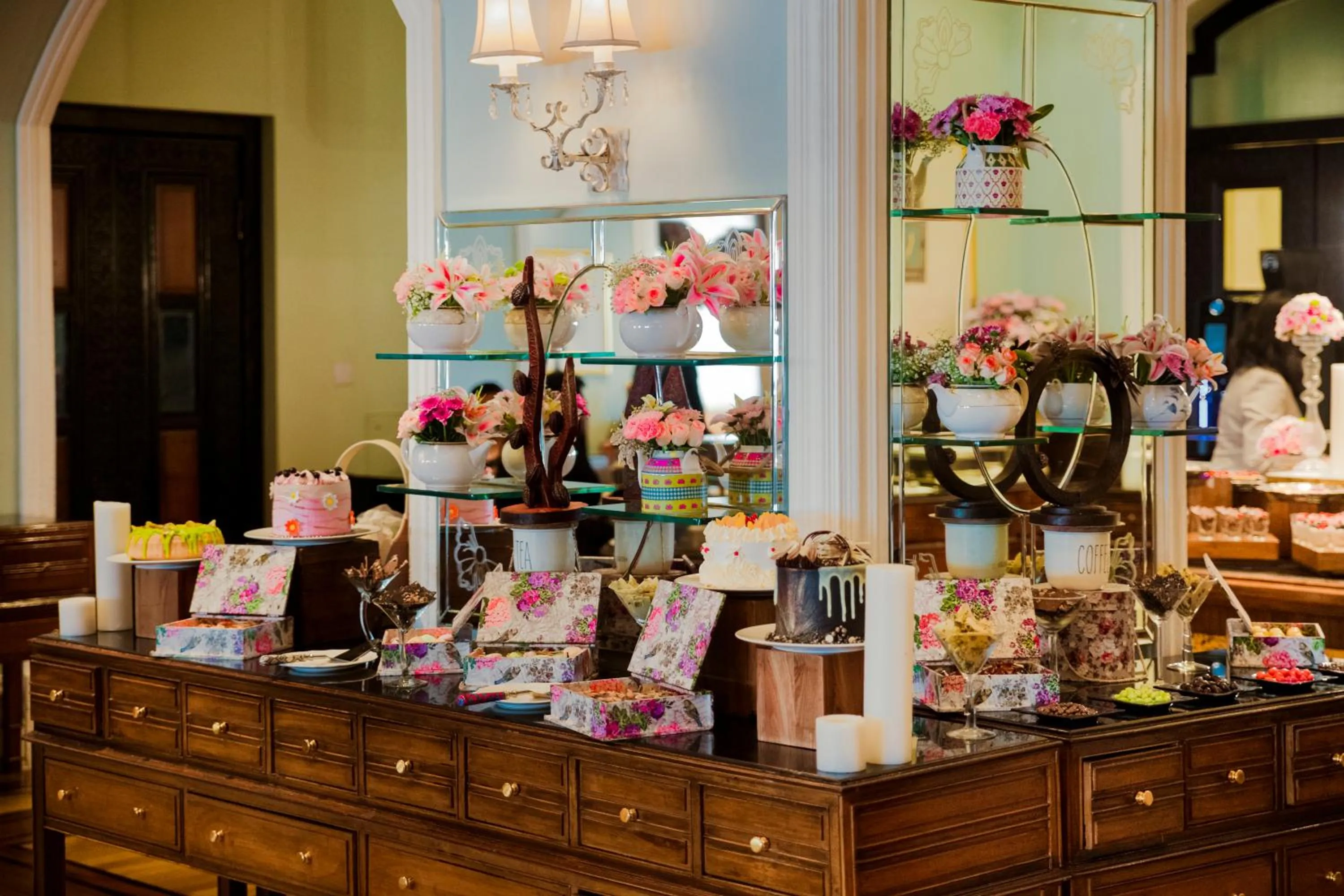 Restaurant/places to eat in The Taj Mahal Tower, Mumbai