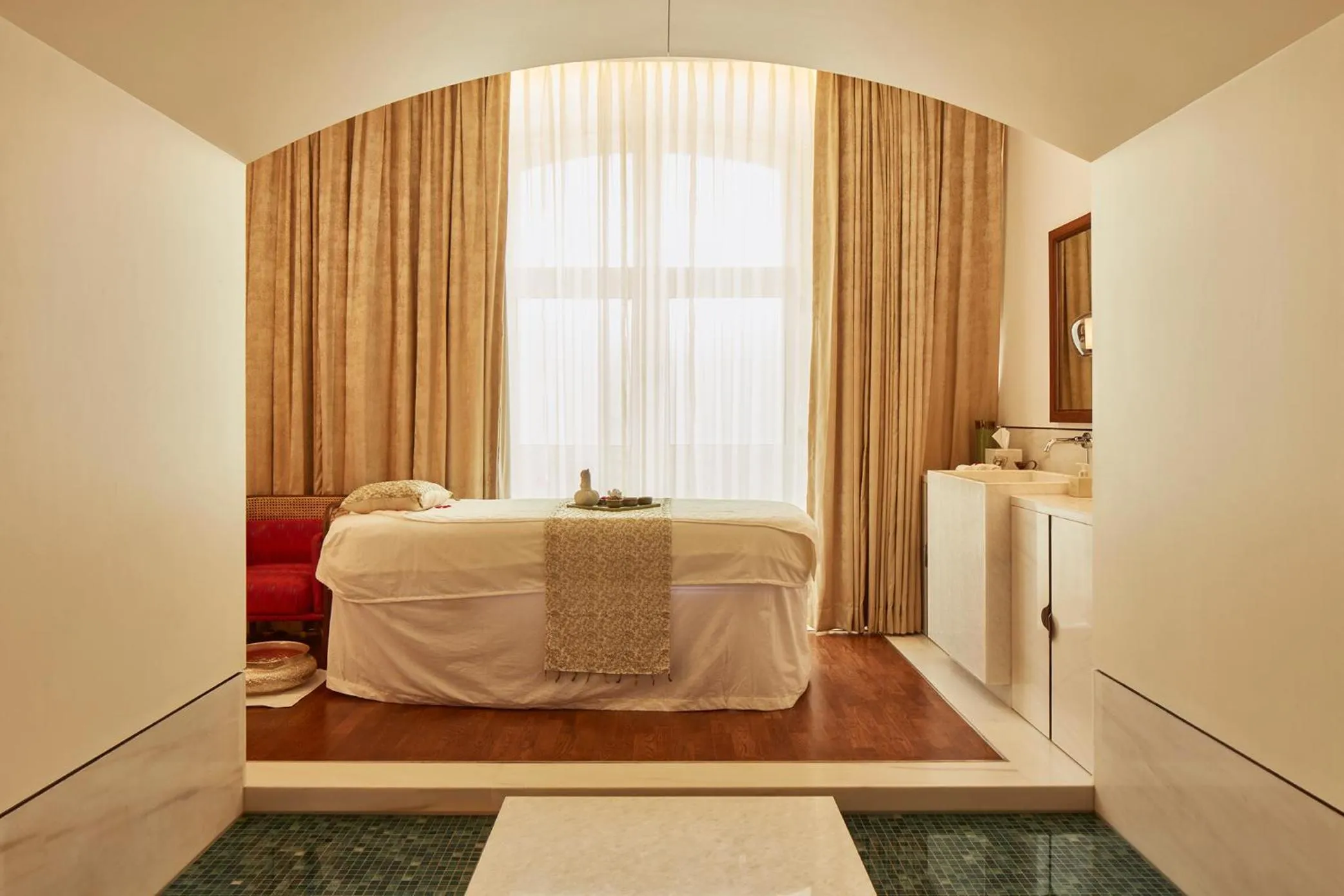 Spa and wellness centre/facilities, Bed in The Taj Mahal Tower, Mumbai