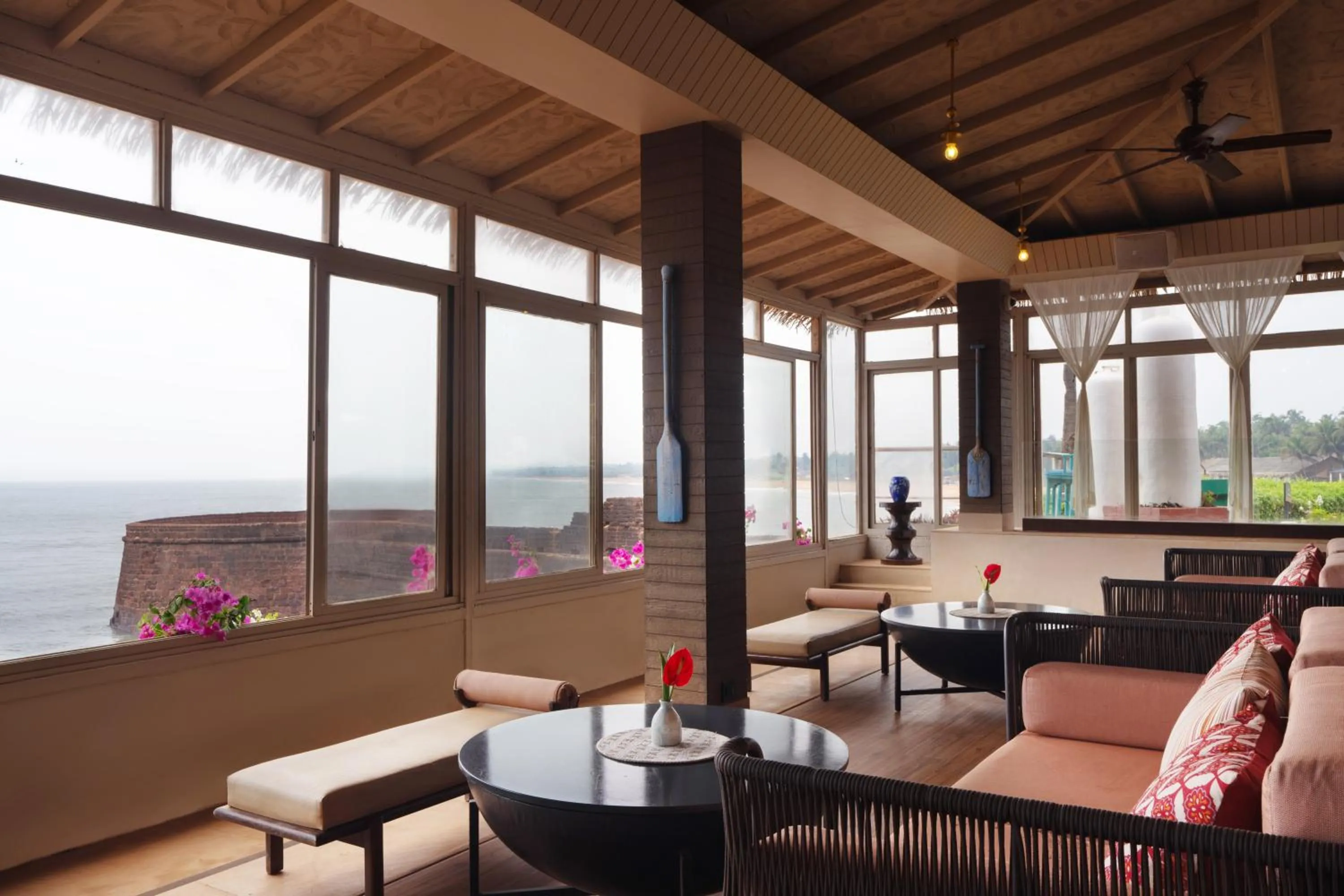 Lounge or bar in Taj Fort Aguada Resort & Spa, Goa