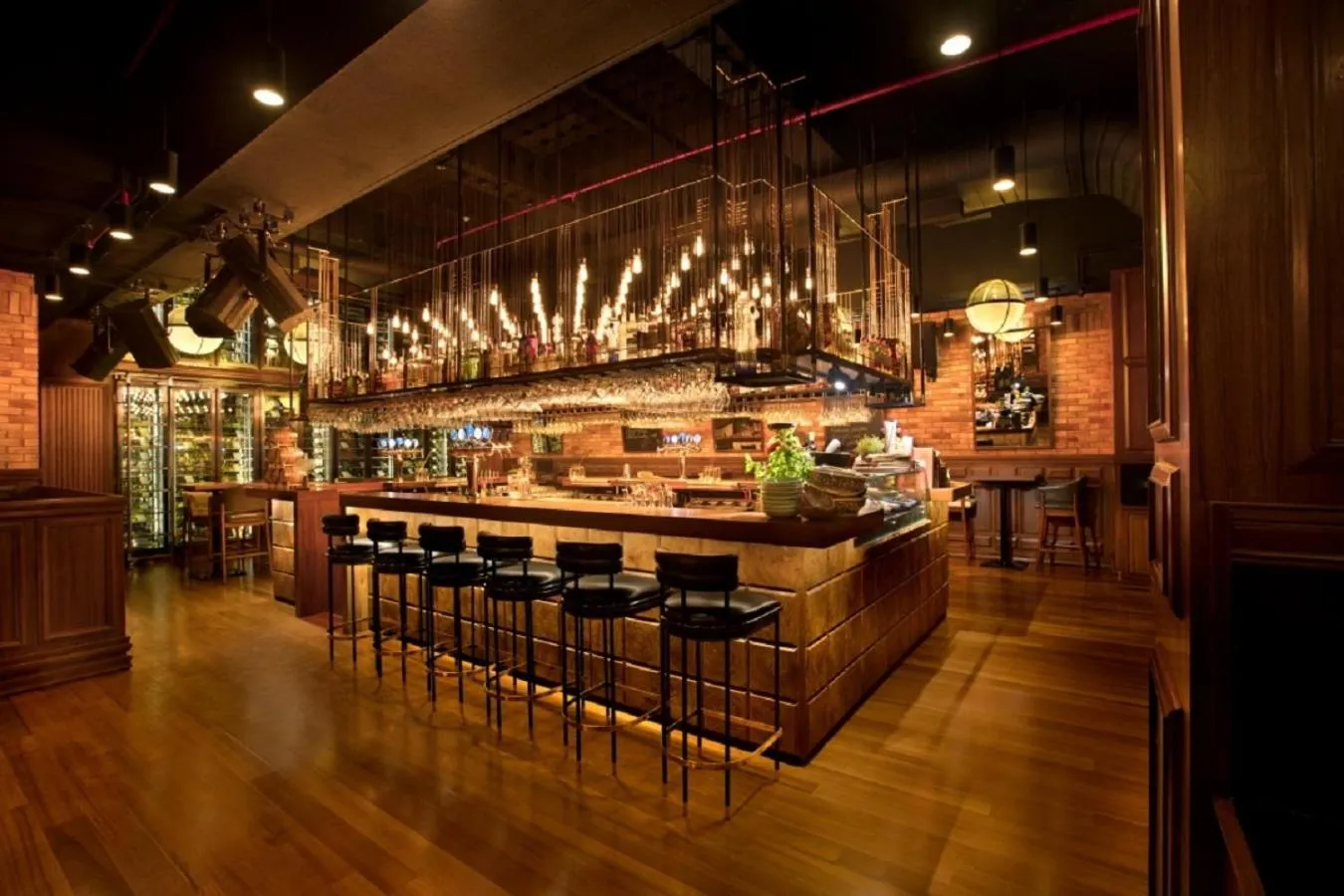 Restaurant/places to eat in Taj Lands End