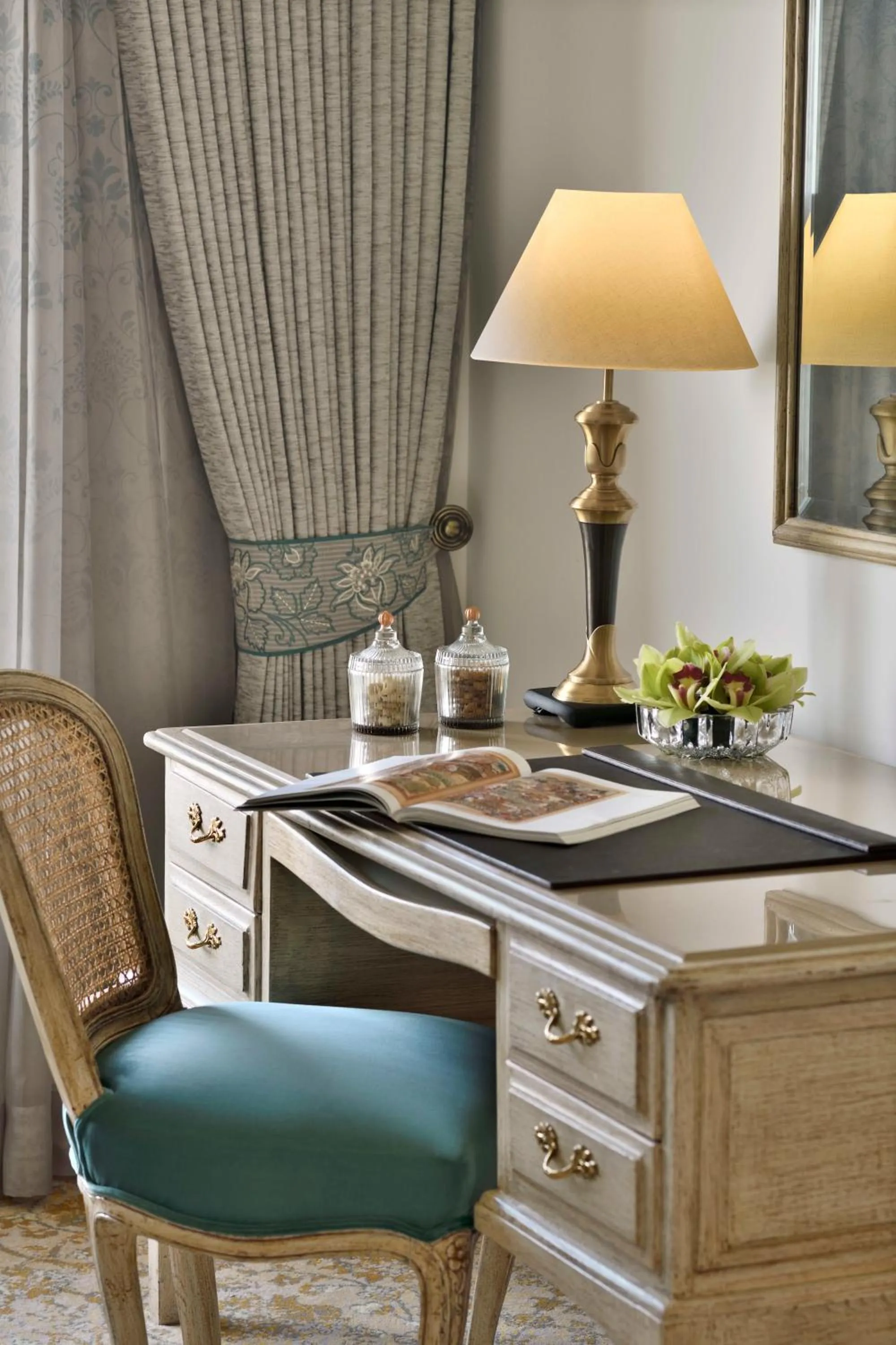 hair dresser in Taj Mahal, New Delhi