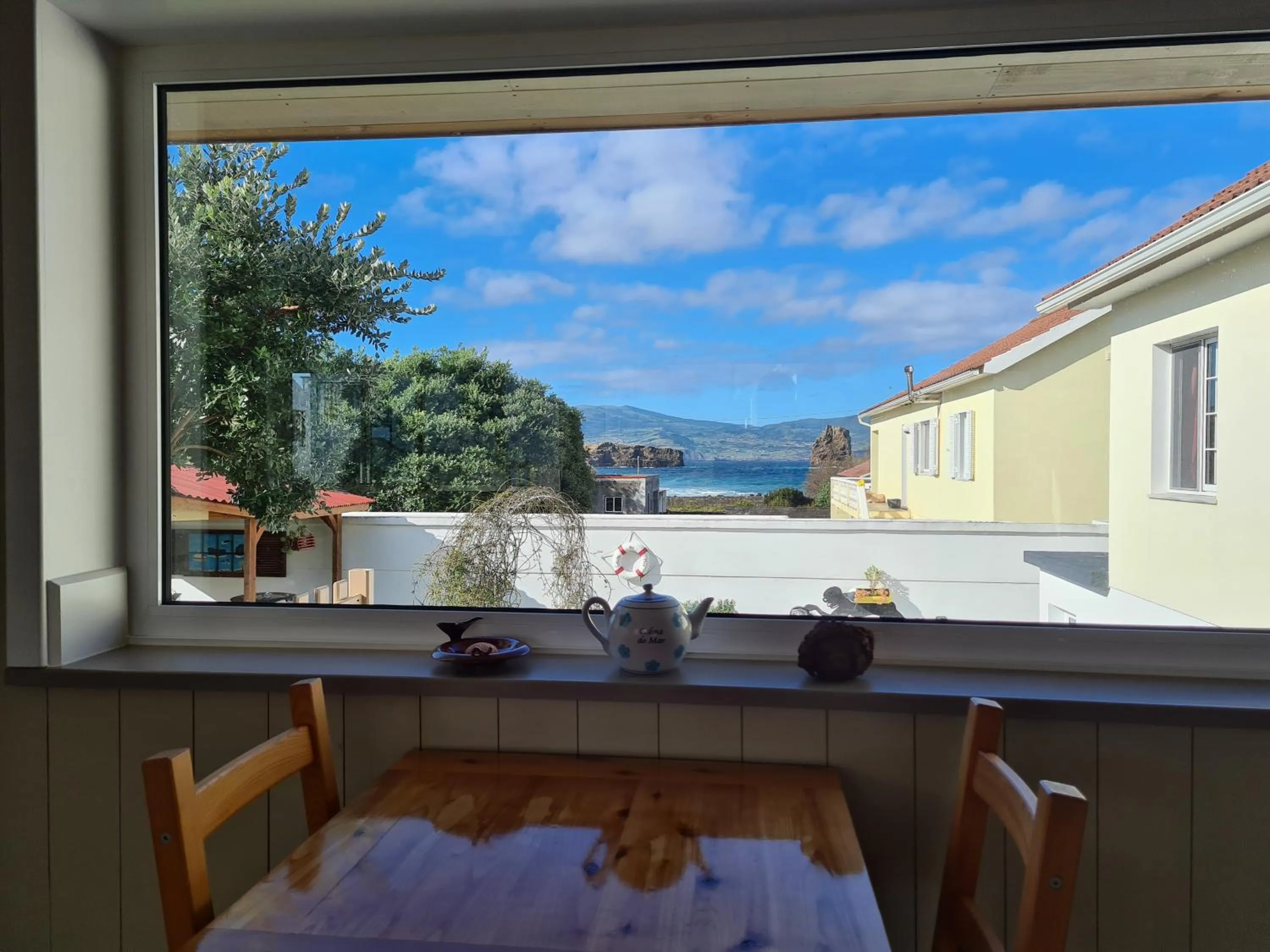 Communal lounge/ TV room in Calma do Mar