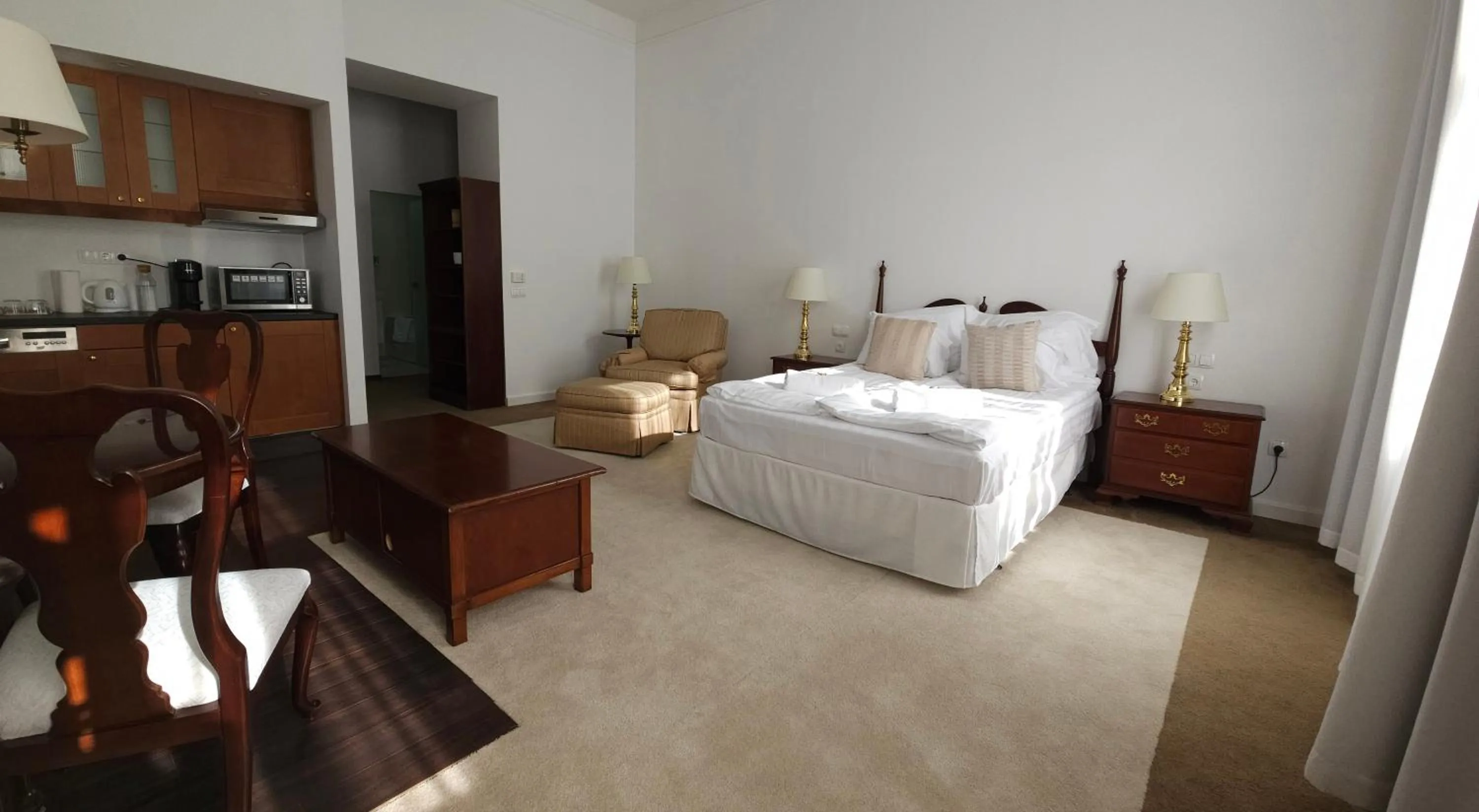 Photo of the whole room, Bed in OPERA16 Guestrooms