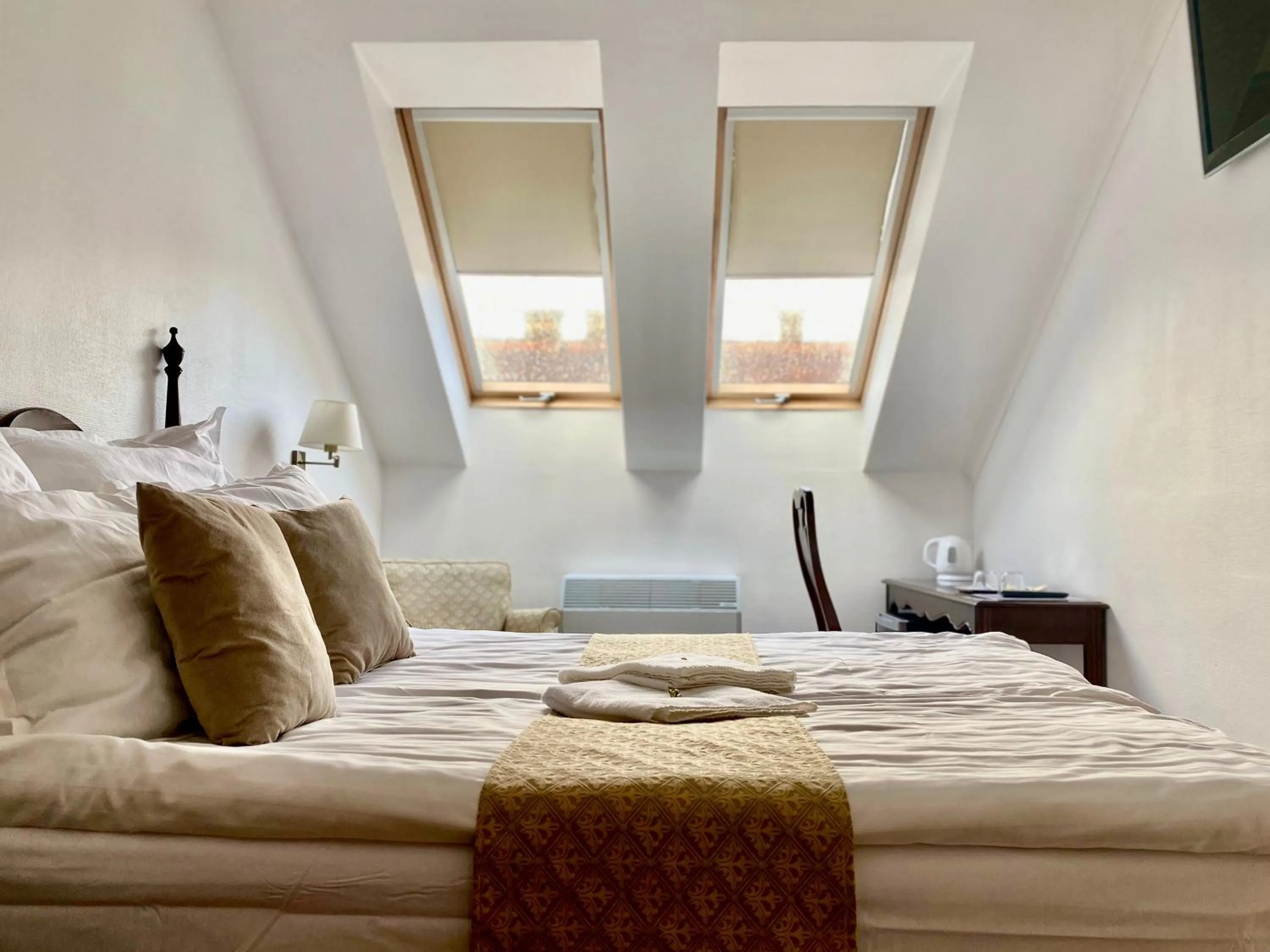 Bedroom, Bed in OPERA16 Guestrooms