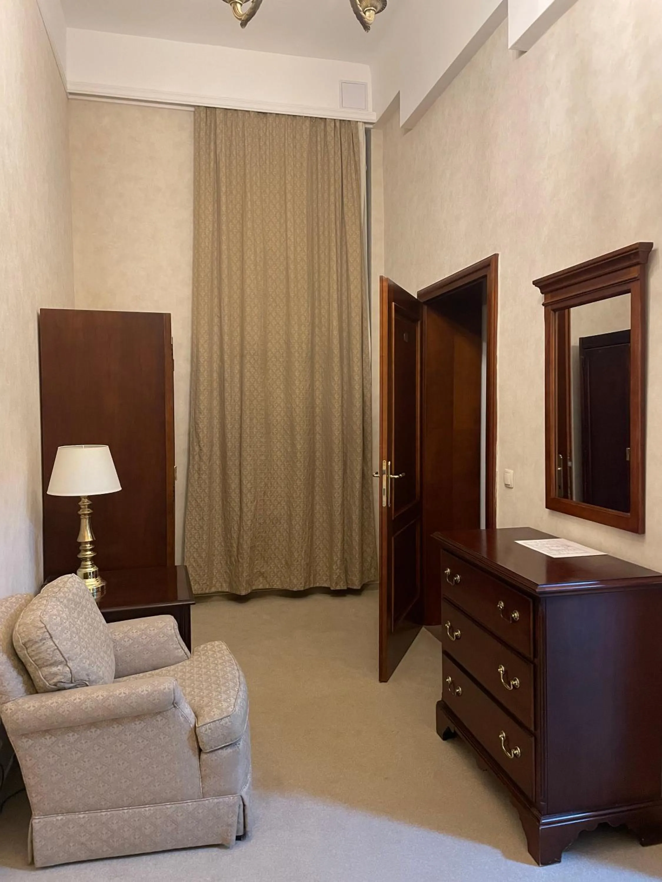 Seating area in OPERA16 Guestrooms