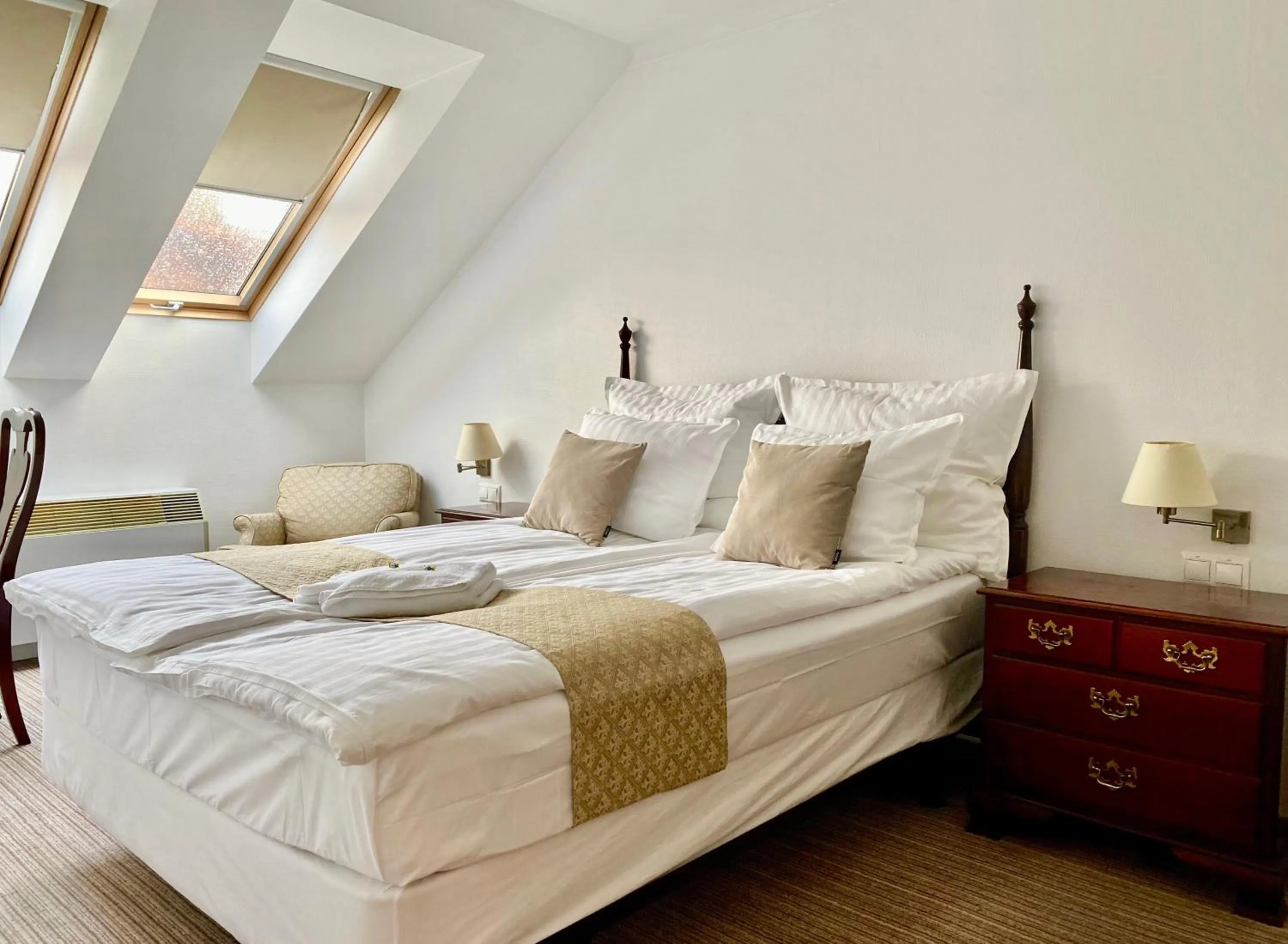 Photo of the whole room, Bed in OPERA16 Guestrooms