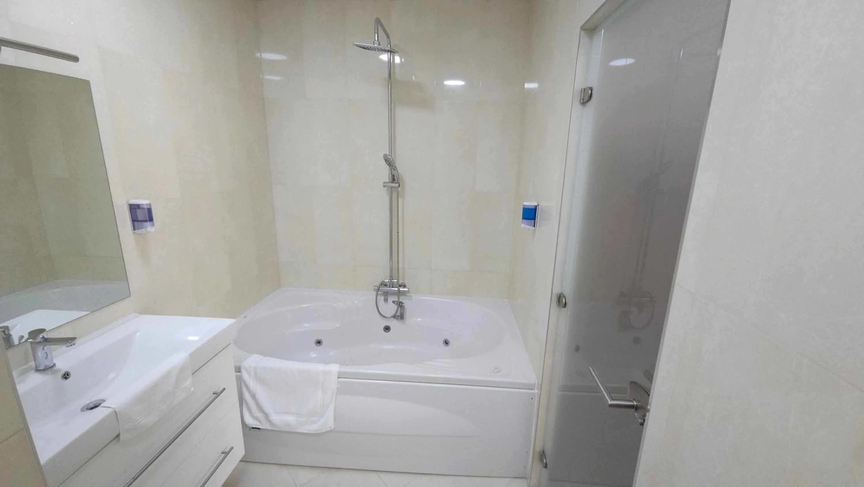 Shower in OPERA16 Guestrooms