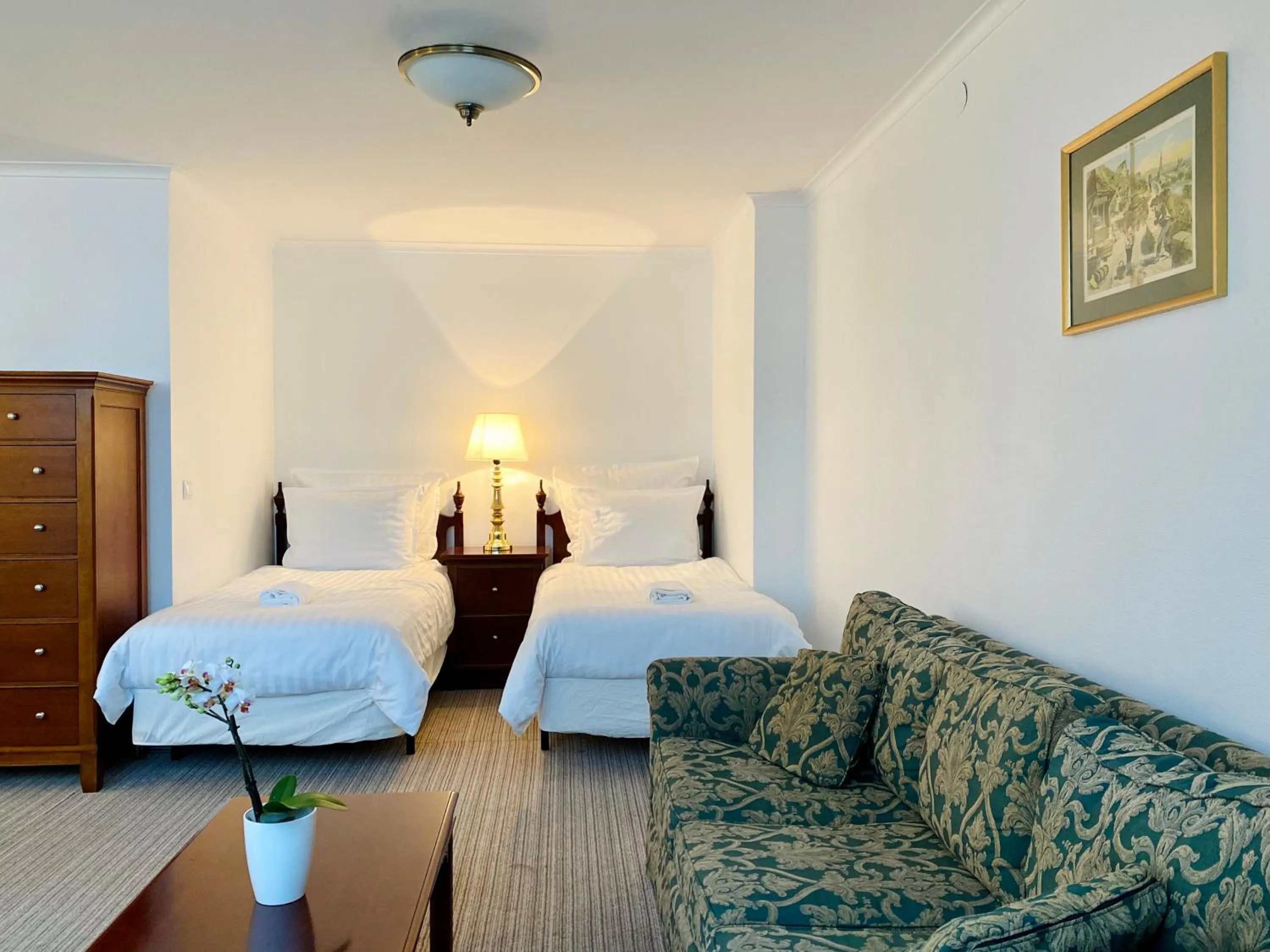 Photo of the whole room, Bed in OPERA16 Guestrooms