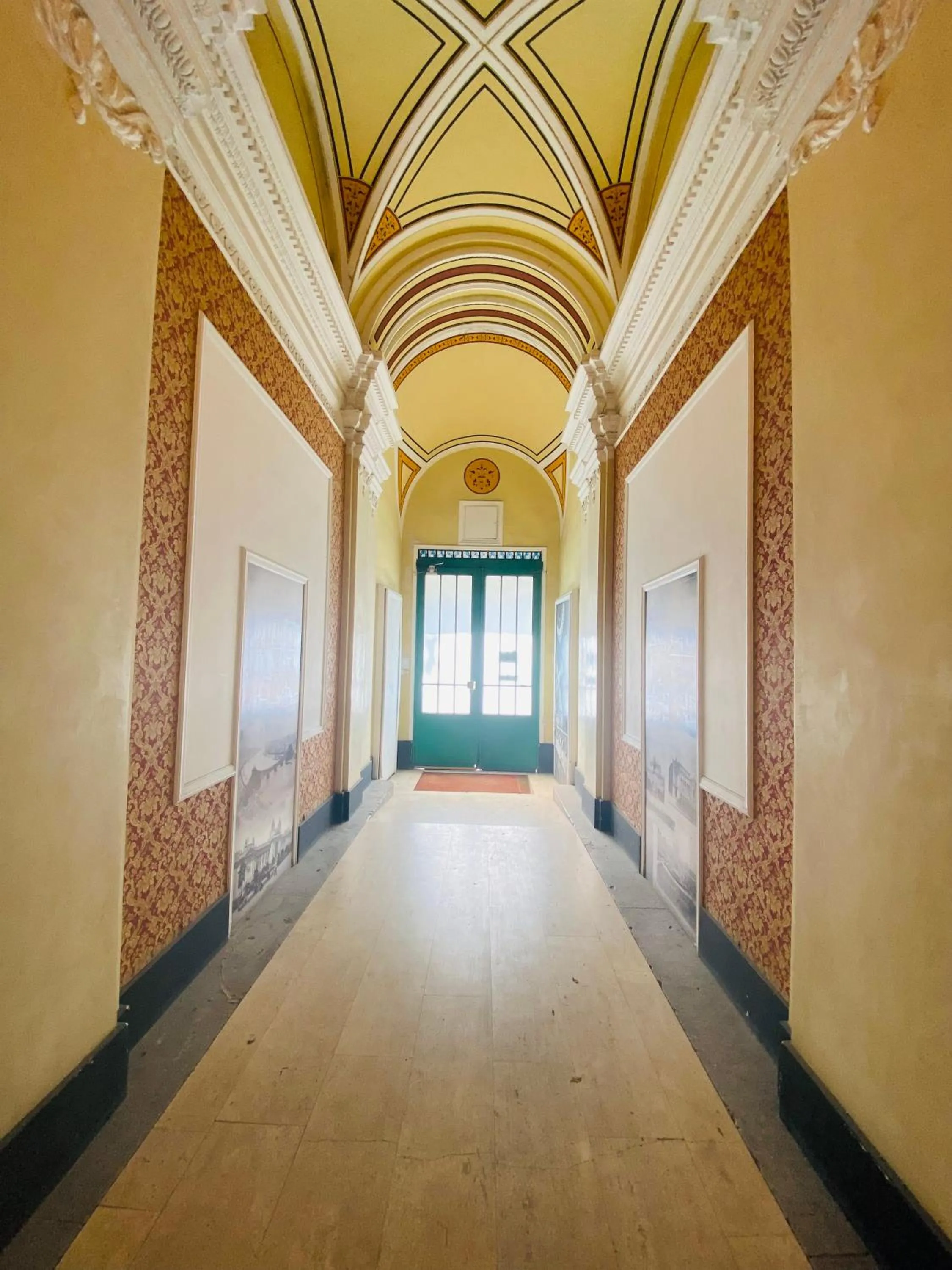 Facade/entrance in OPERA16 Guestrooms