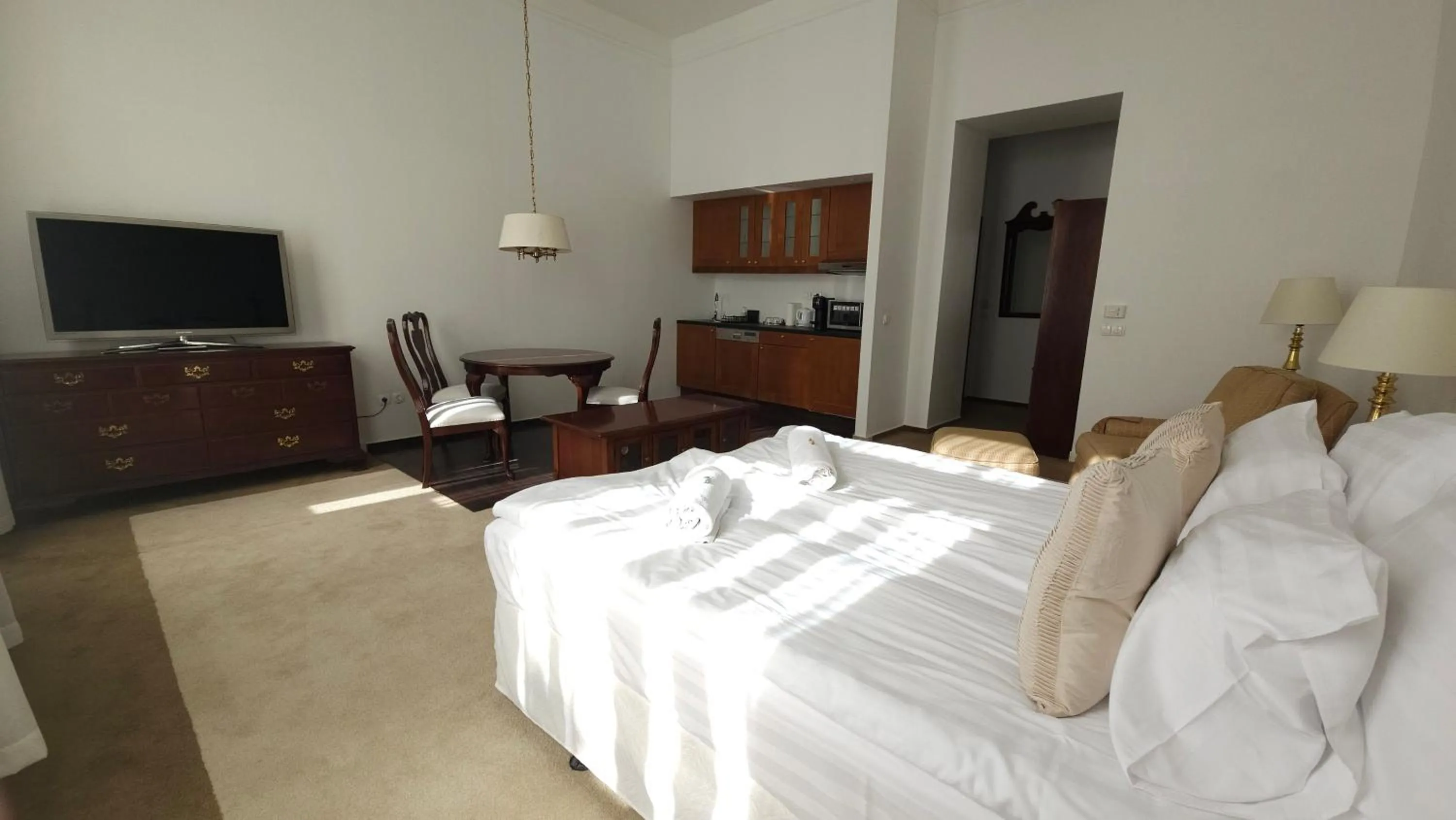 Photo of the whole room, Bed in OPERA16 Guestrooms