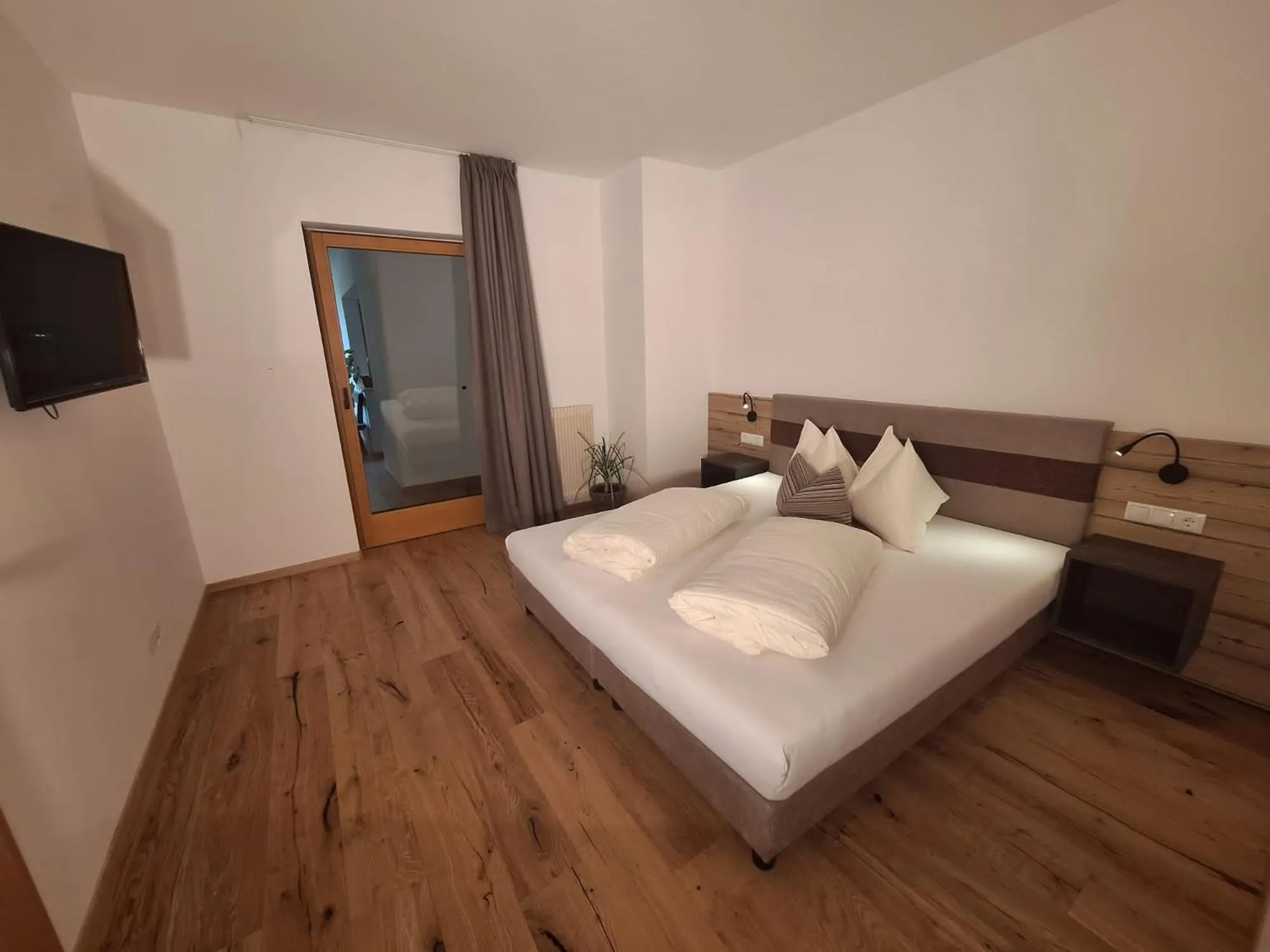 Bed in Alpenspitz Appartements - Garni - B&B