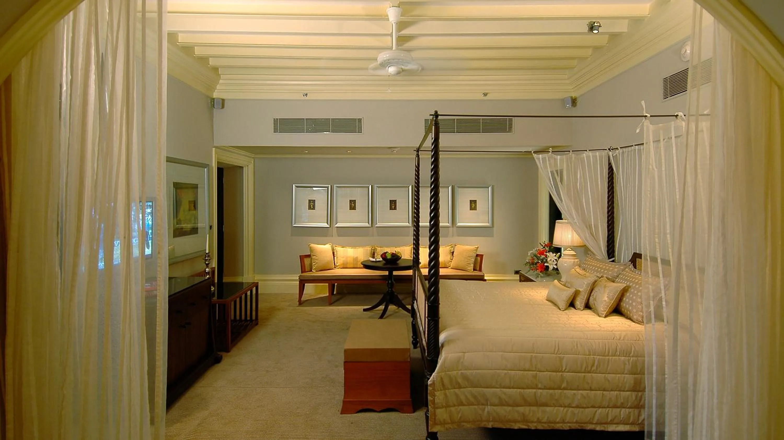 Bedroom, Bed in Taj West End