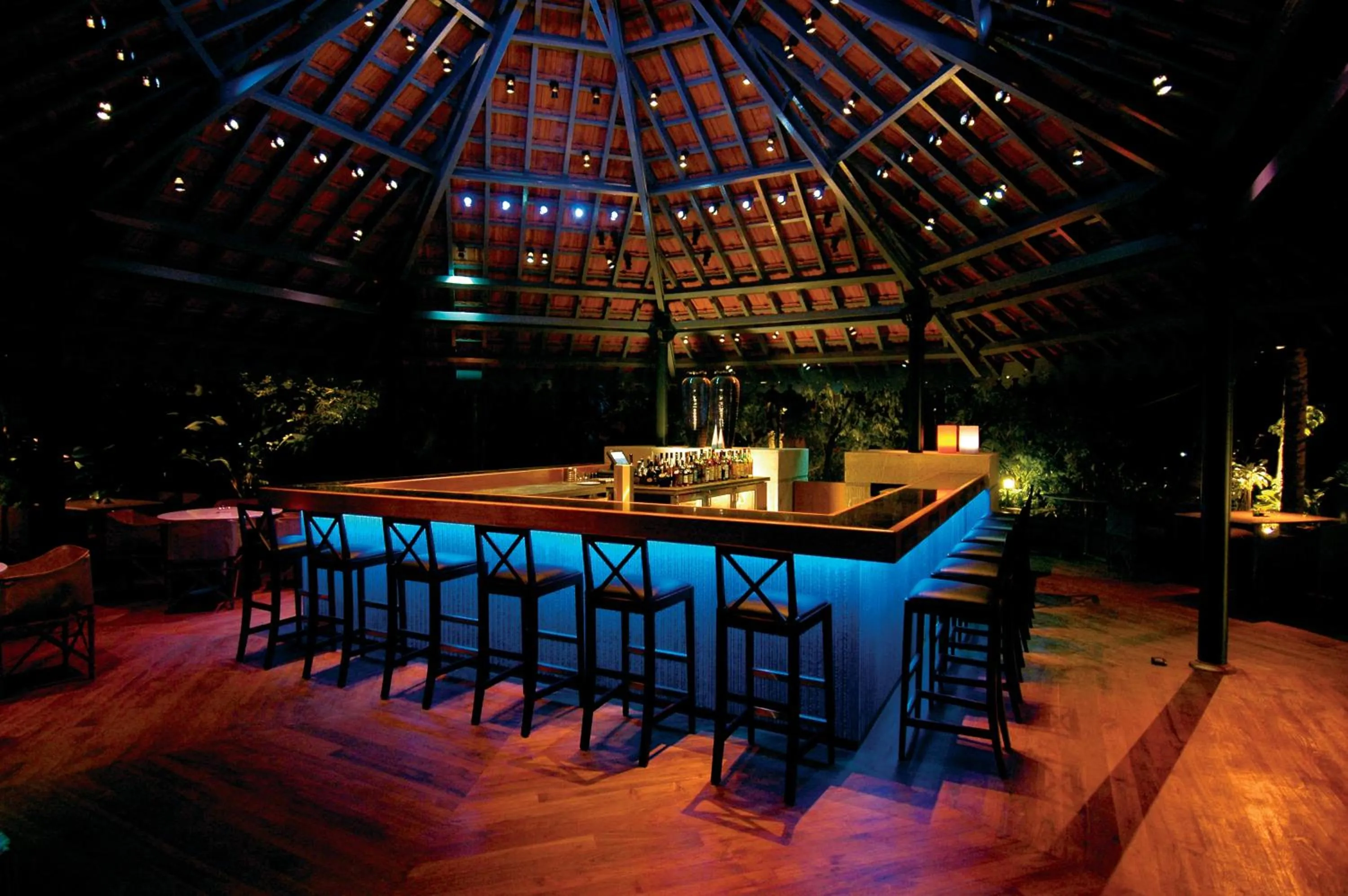 Restaurant/places to eat in Taj West End