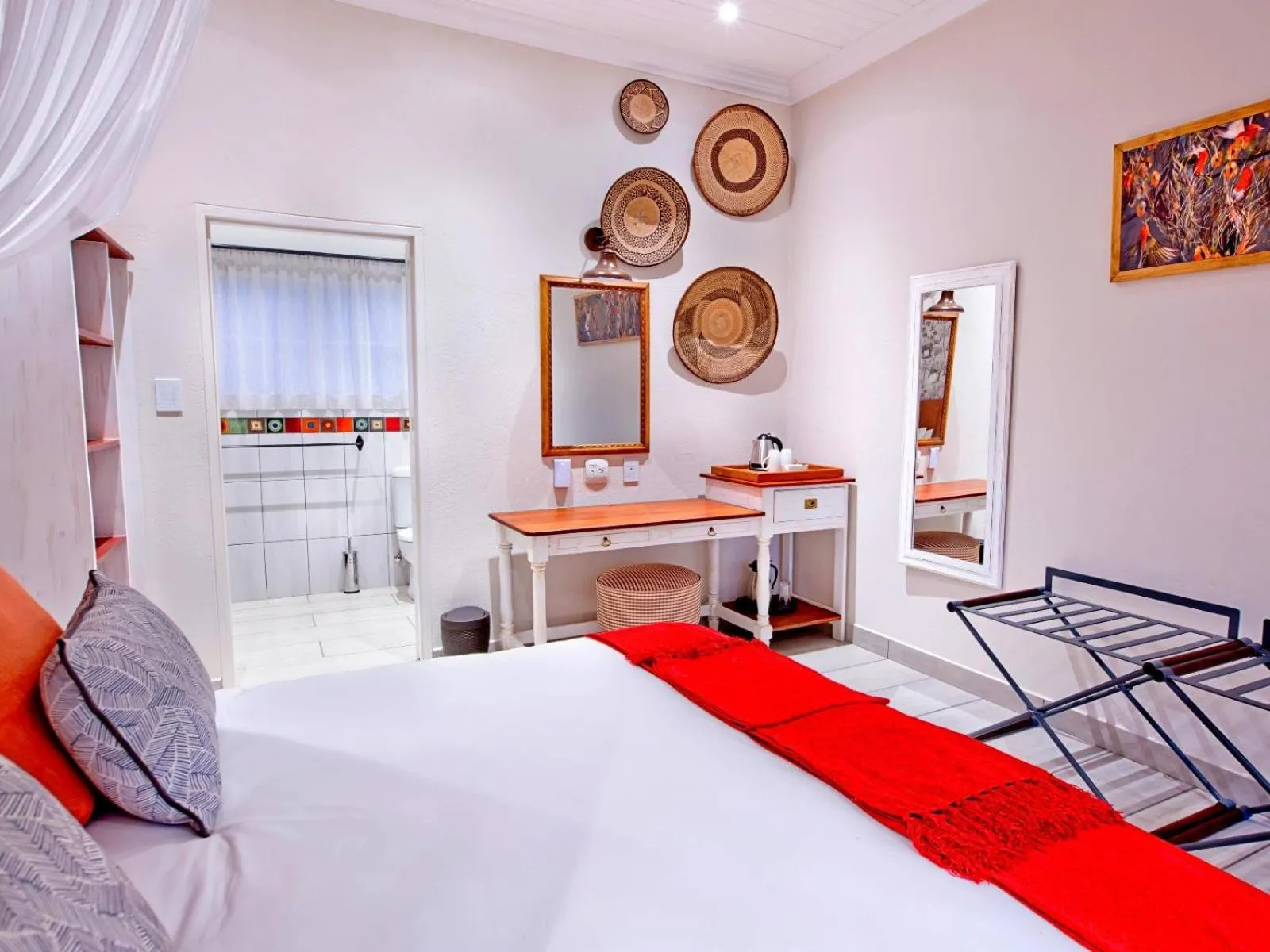 Photo of the whole room, Bed in Pioneers