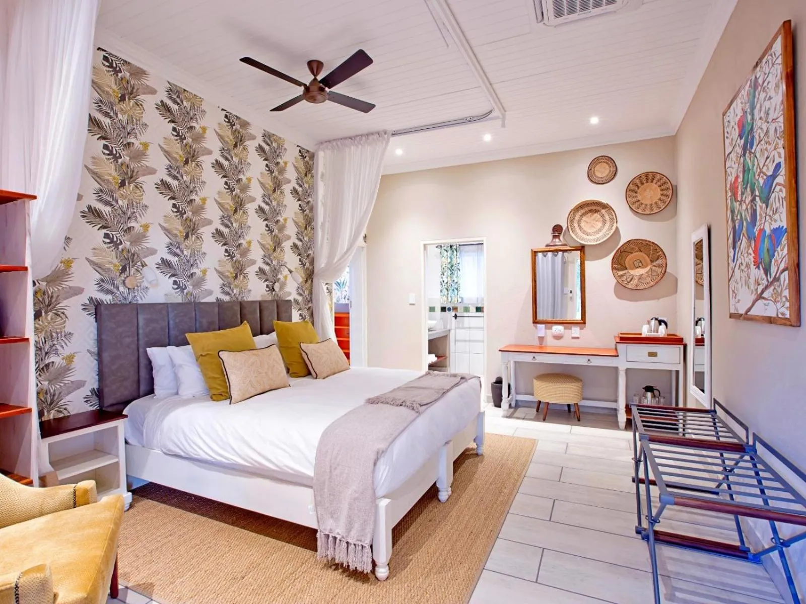 Photo of the whole room, Bed in Pioneers