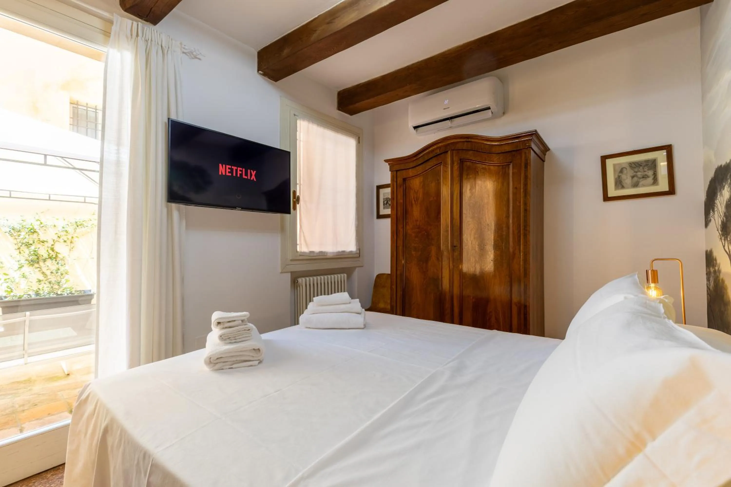 Bed in BolognaRoomscom - Frassinago Deluxe