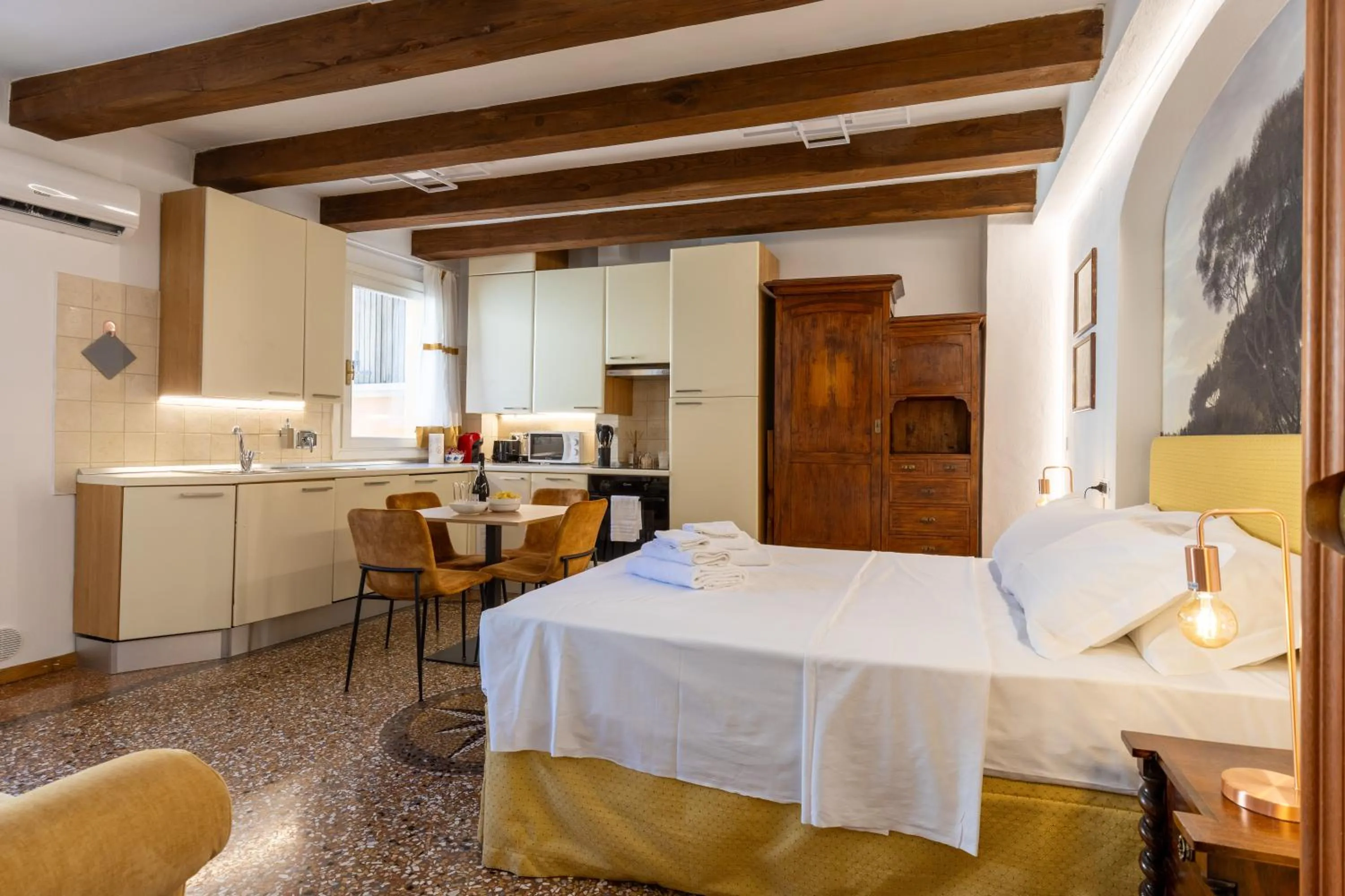 Bed in BolognaRoomscom - Frassinago Deluxe