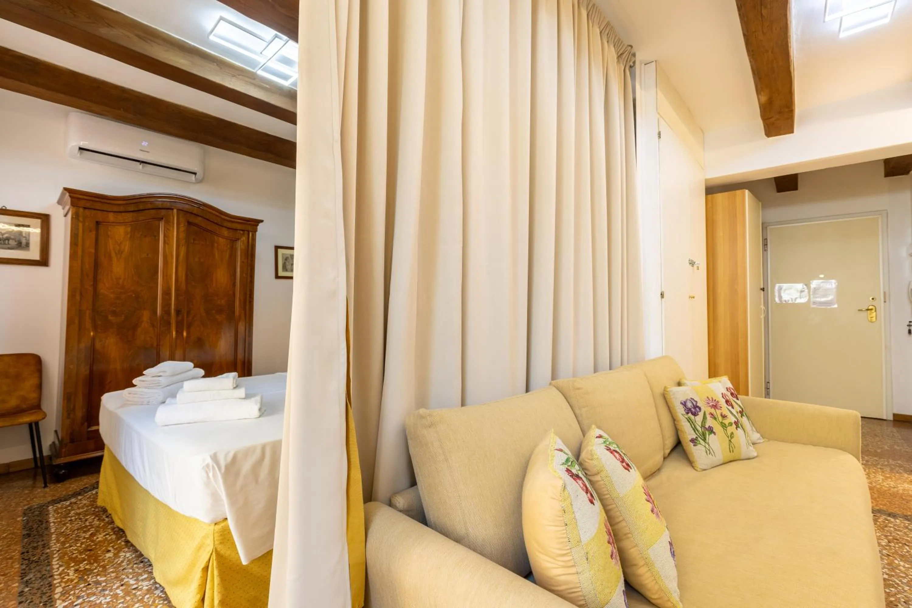 Bed in BolognaRoomscom - Frassinago Deluxe