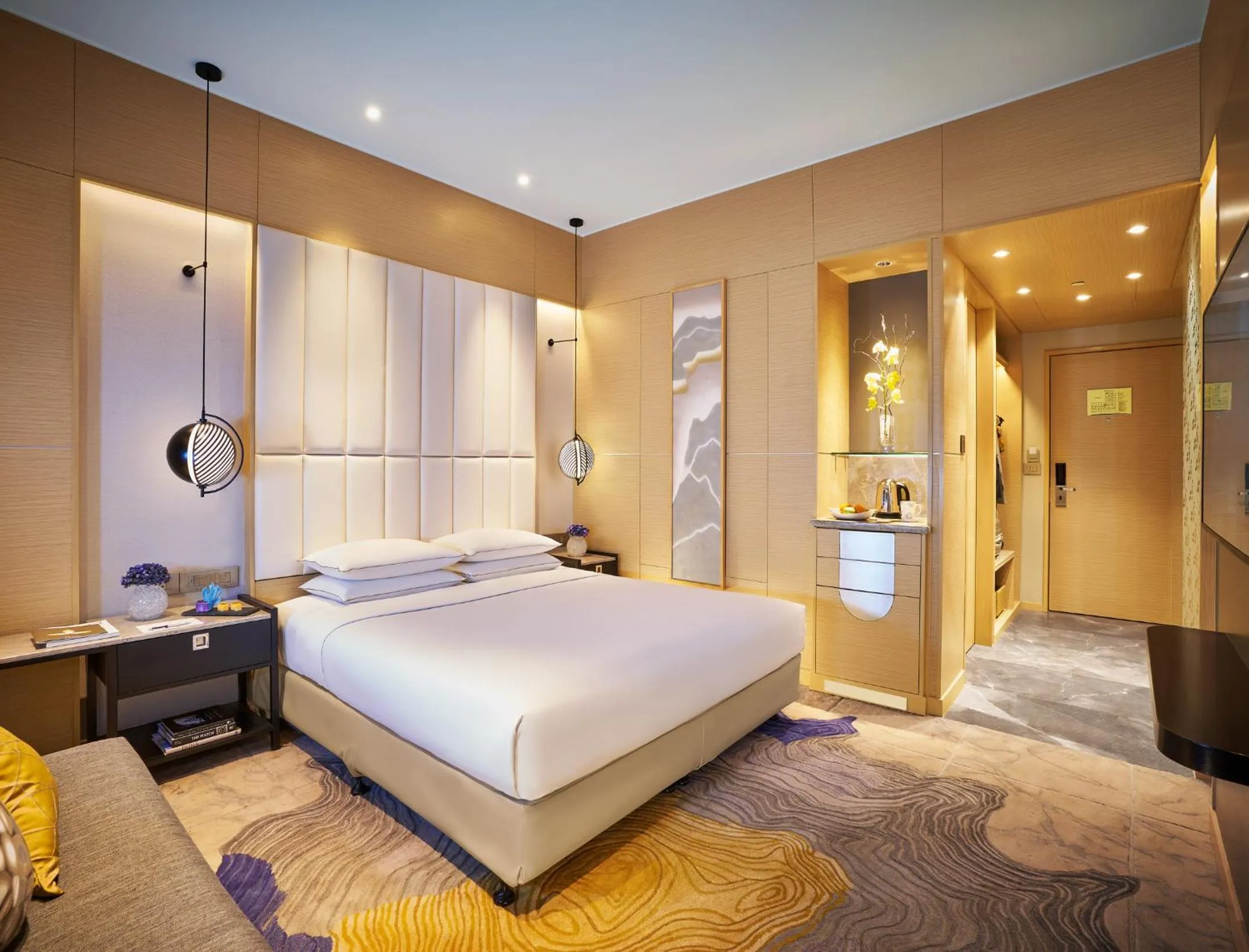 Photo of the whole room, Bed in Vivanta Bengaluru Residency Road