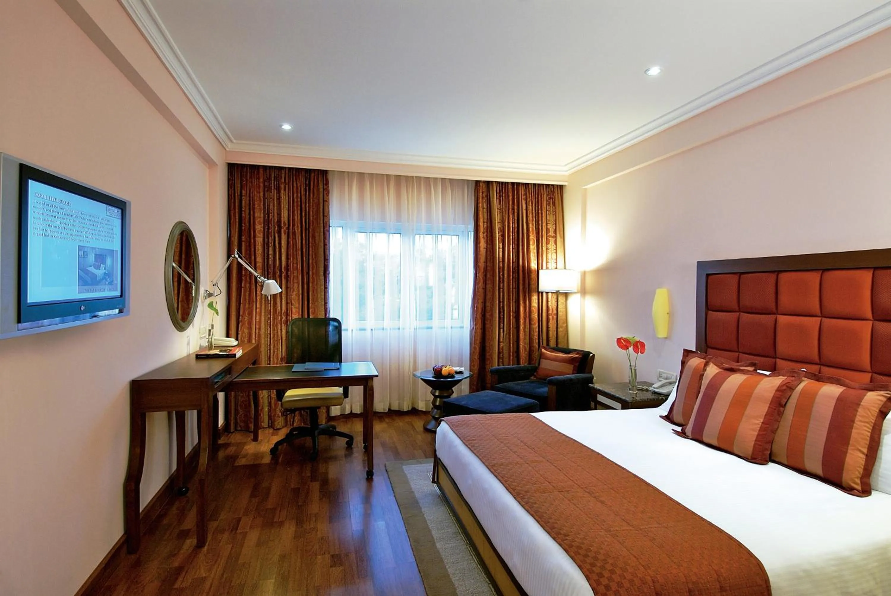 Photo of the whole room, Bed in Vivanta Bengaluru Residency Road