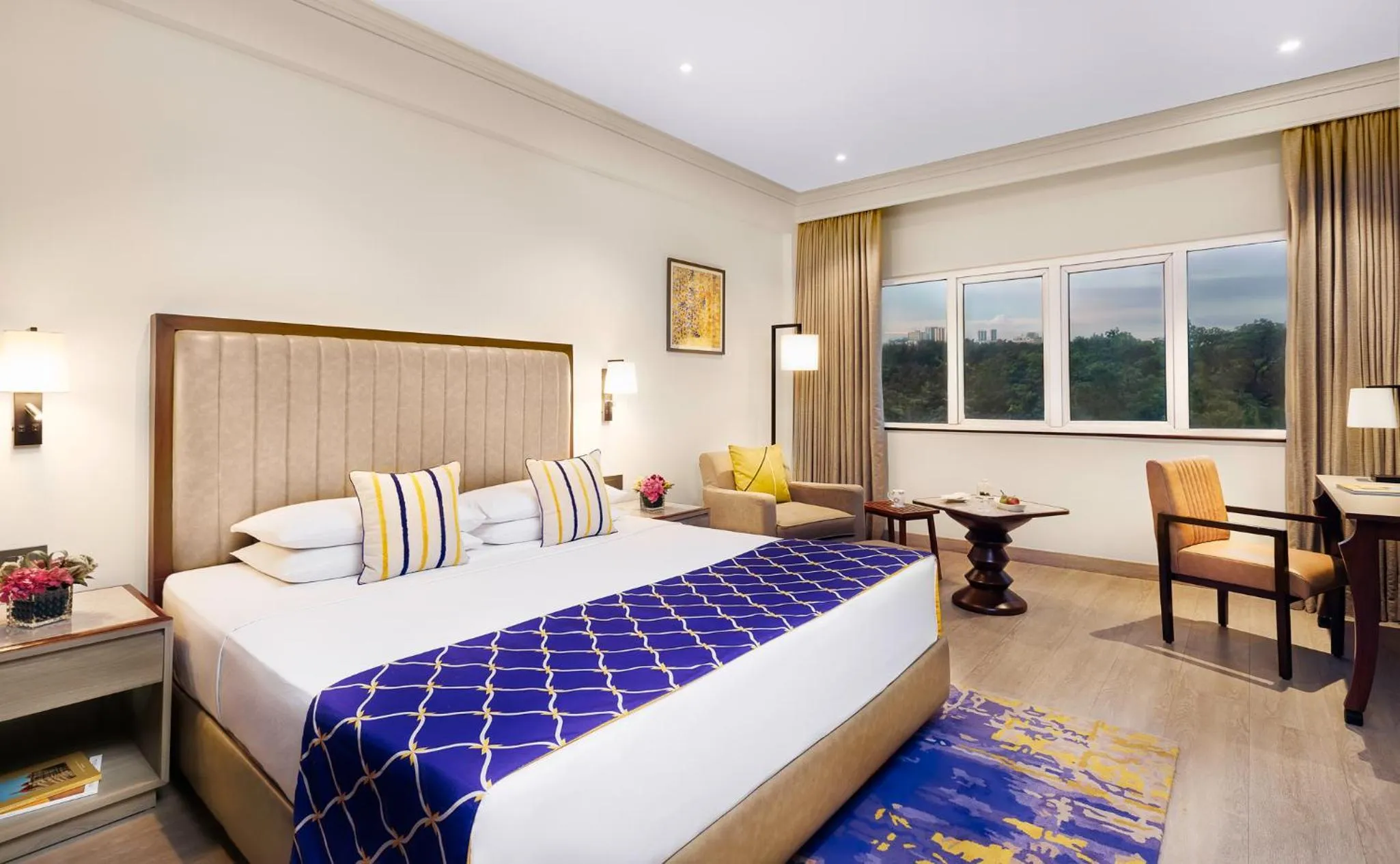 Photo of the whole room, Bed in Vivanta Bengaluru Residency Road