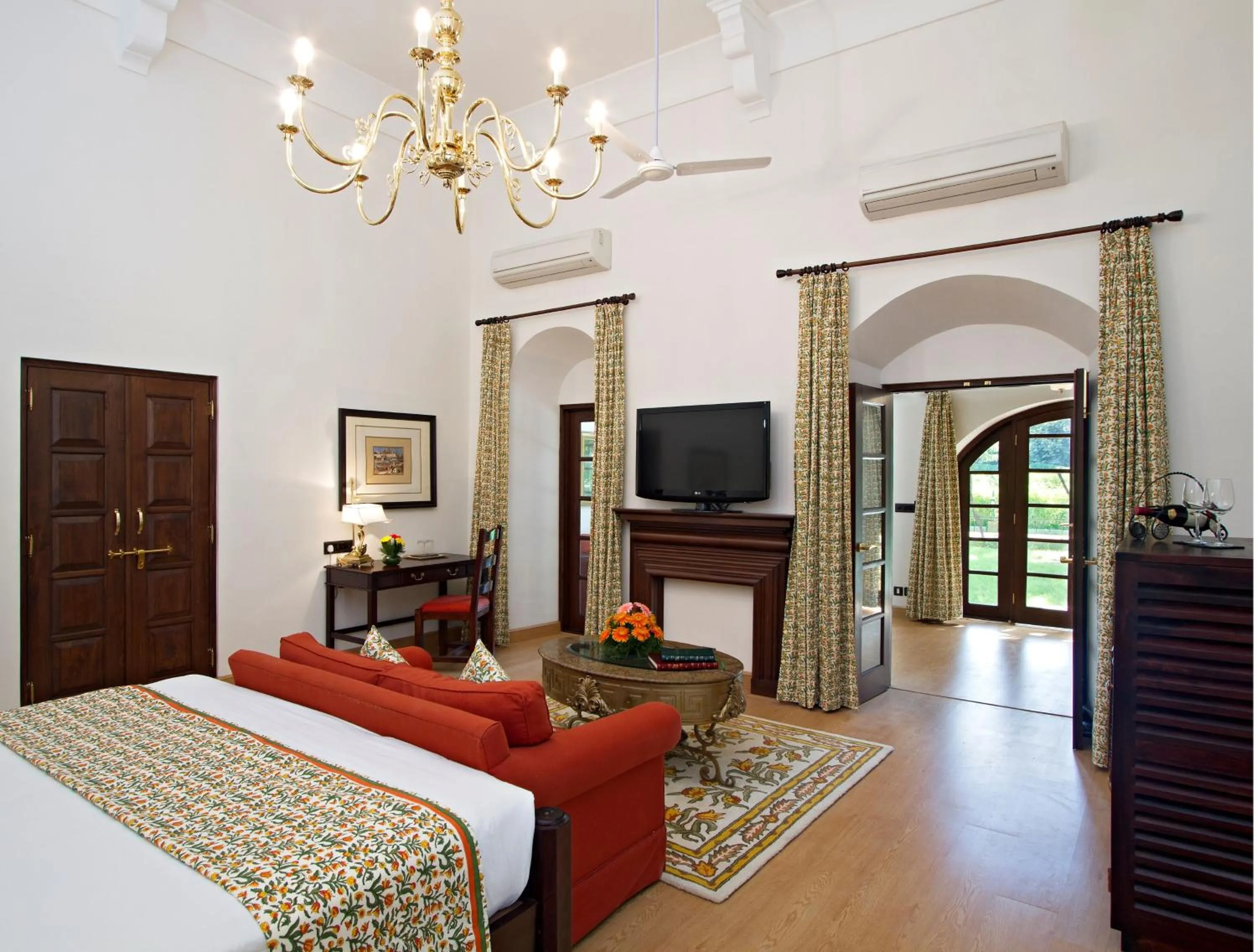 Bedroom, Bed in The Maharaja's Lodge, Ranthambore
