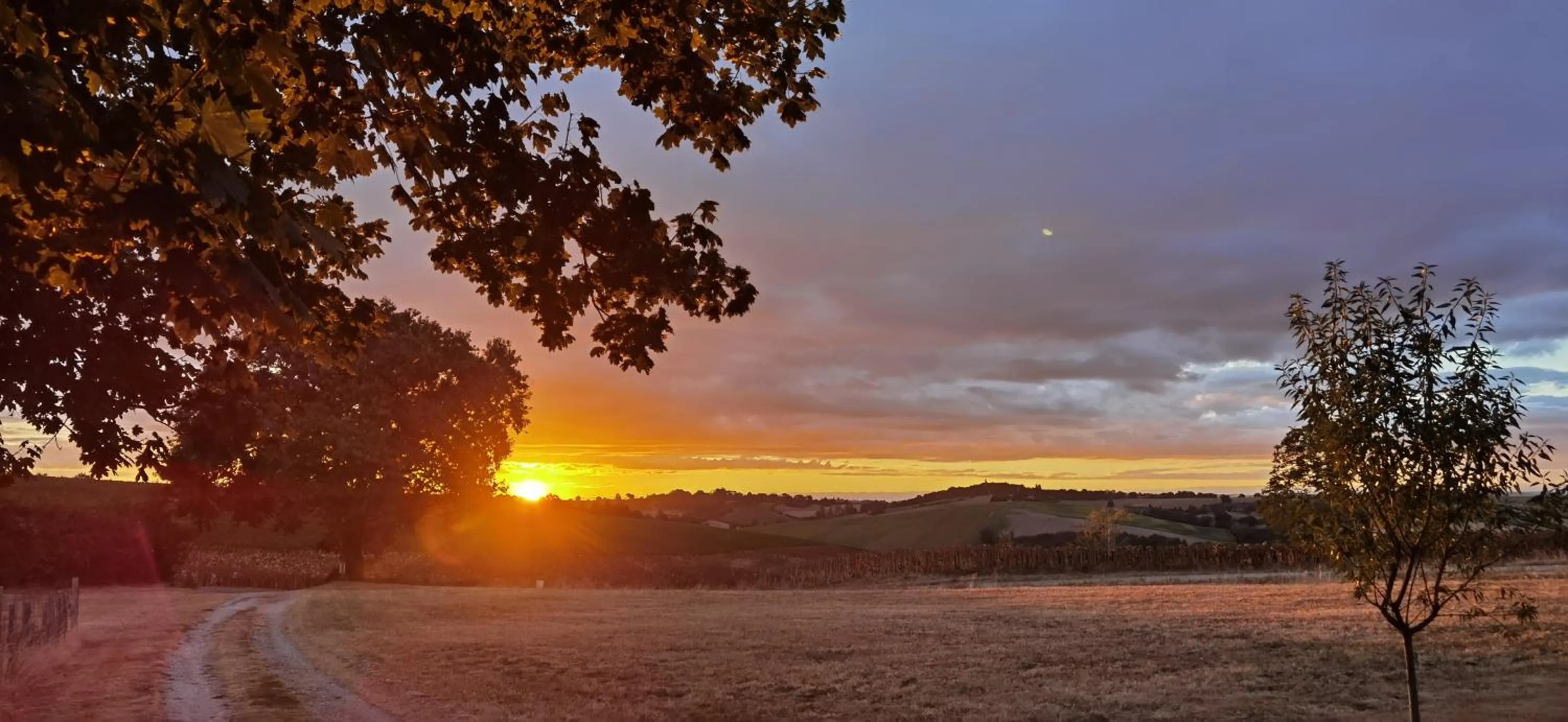 Sunrise in Les Hauts de Grazac, Chambres et Tables d'hôtes
