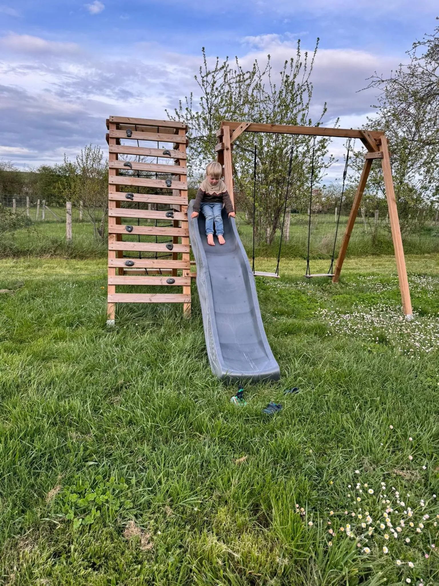 Children play ground in Les Hauts de Grazac, Chambres et Tables d'hôtes