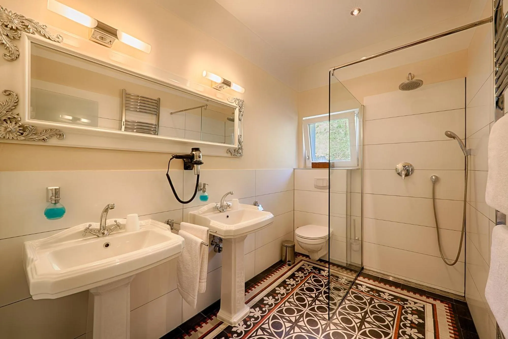 Shower in Hotel Weinberg-Schlößchen