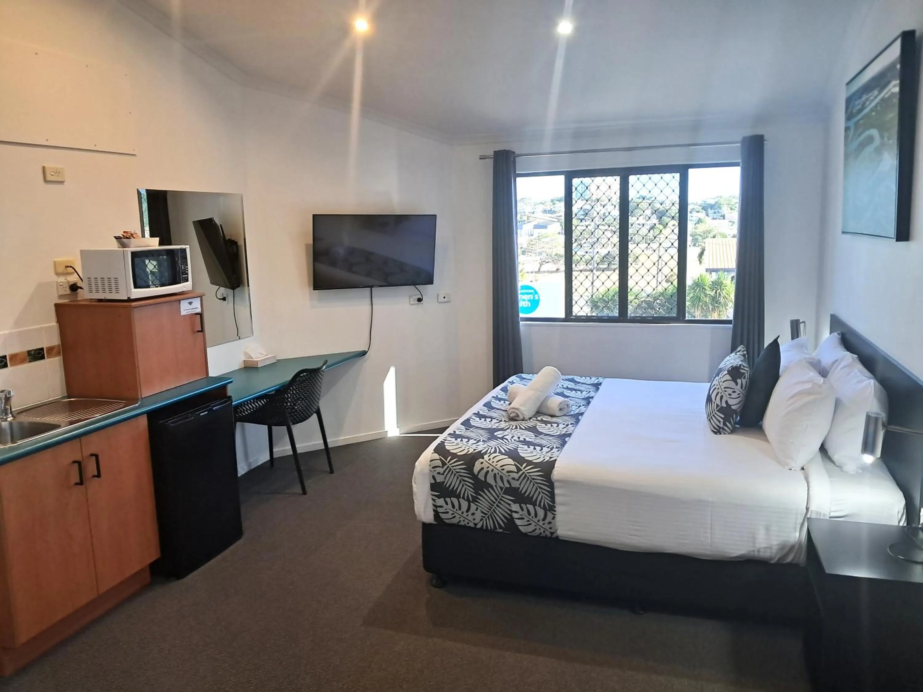 Photo of the whole room, Bed in CQ Motel Gladstone