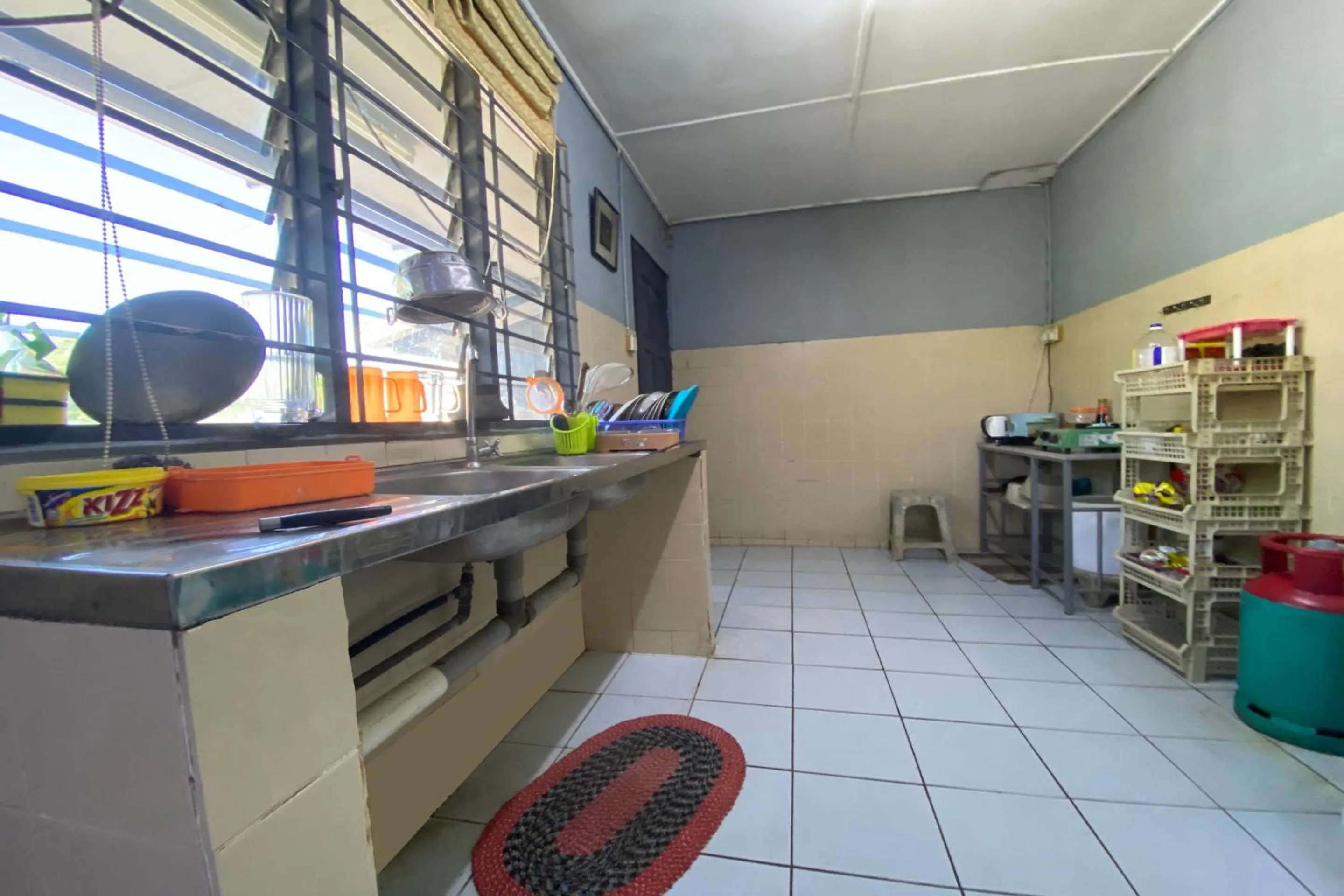 Kitchen or kitchenette in Hotel O Rb Homestay & Farms