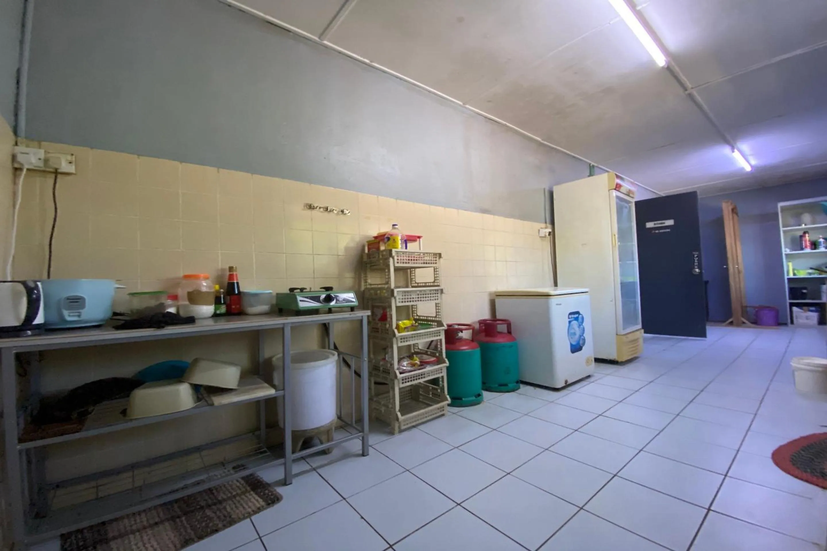 Kitchen or kitchenette in Hotel O Rb Homestay & Farms