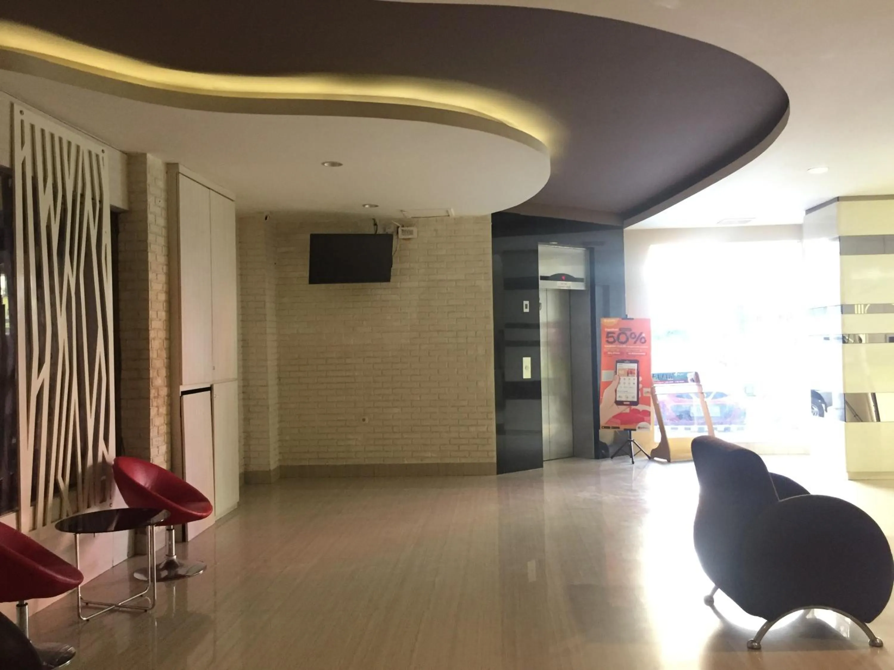 RedDoorz Plus @ Hotel Alden Makassar