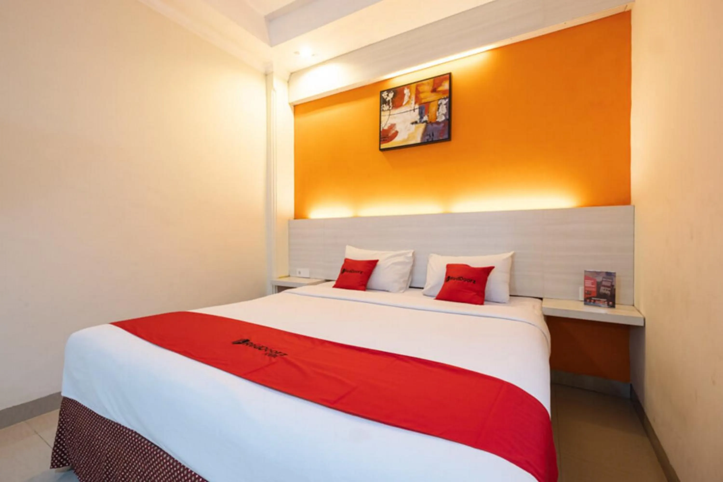 Bed in RedDoorz Plus @ Hotel Alden Makassar