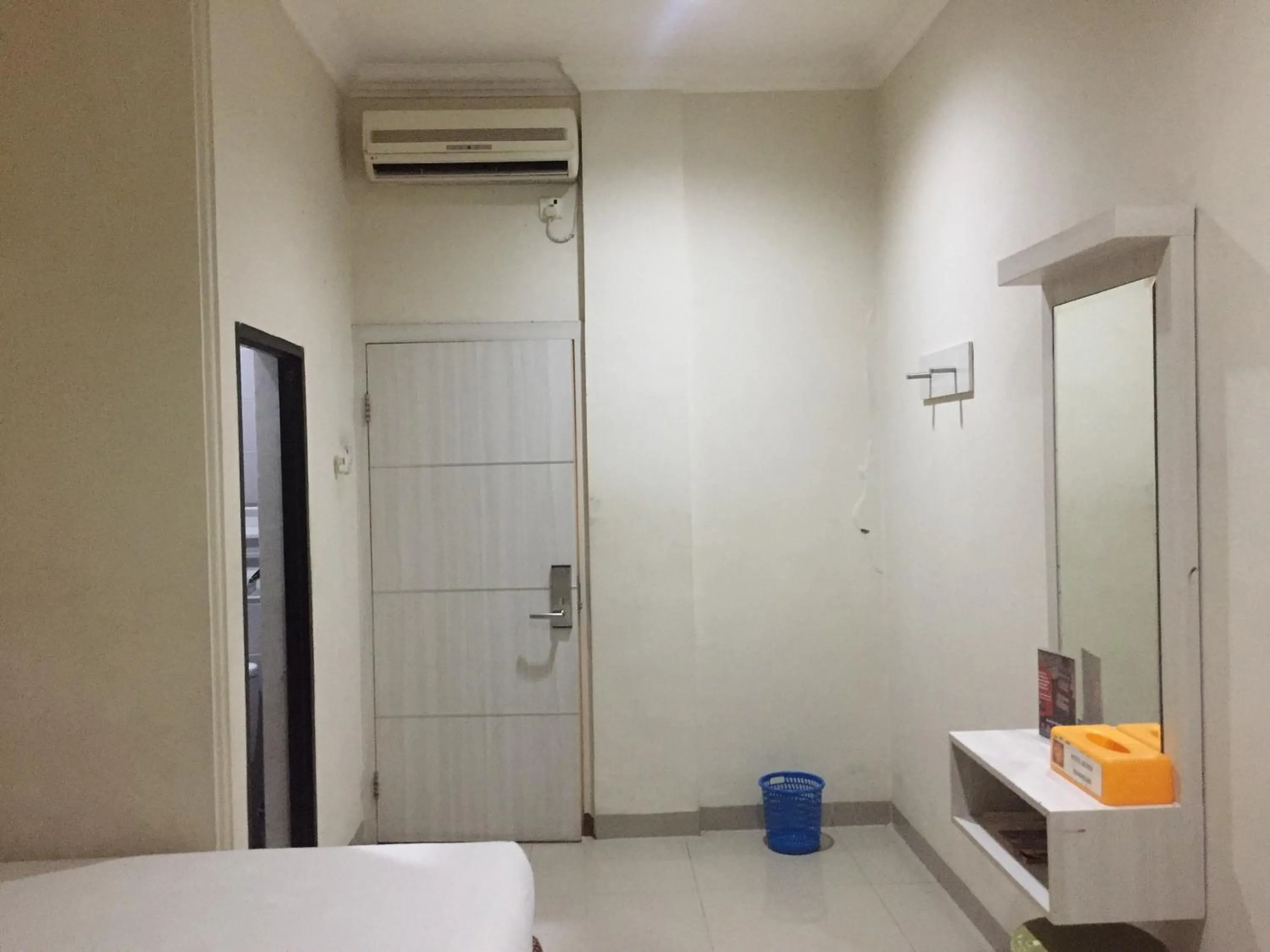 Bed in RedDoorz Plus @ Hotel Alden Makassar