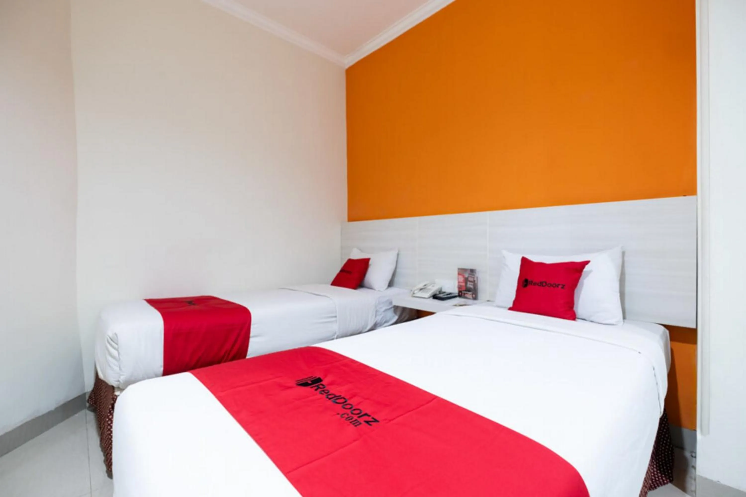 Bed in RedDoorz Plus @ Hotel Alden Makassar
