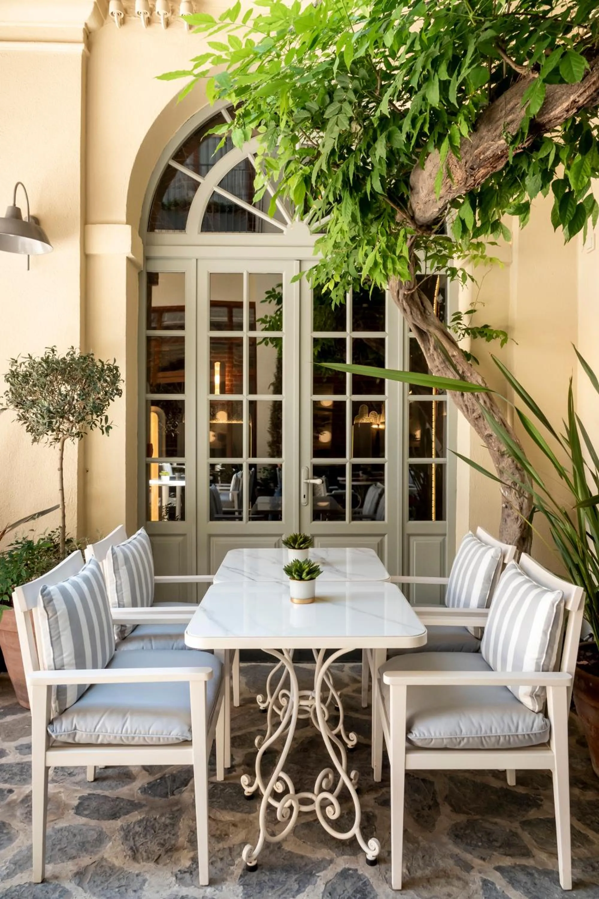 Ecole St. Pierre Hotel