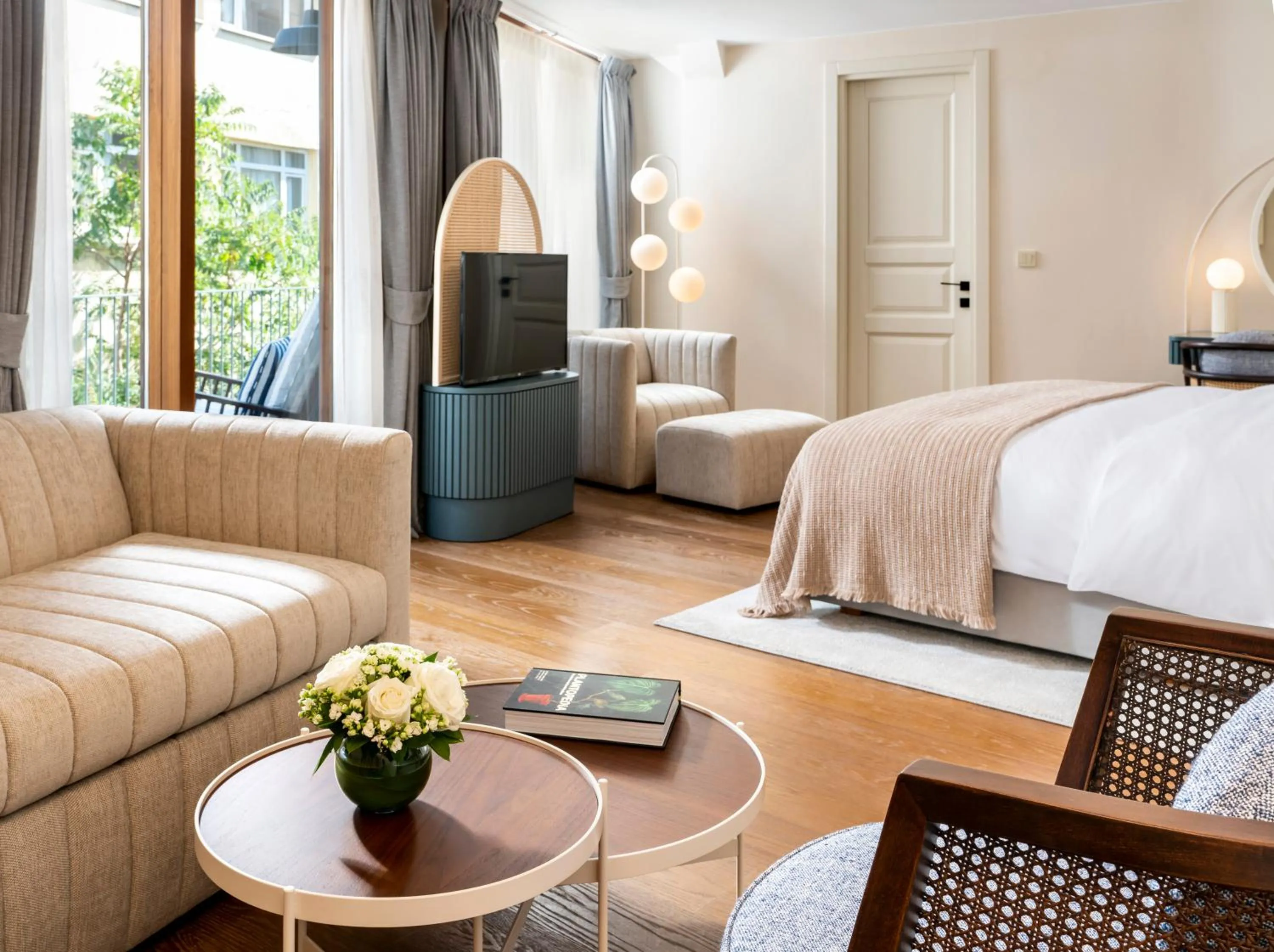 Bed in Ecole St. Pierre Hotel