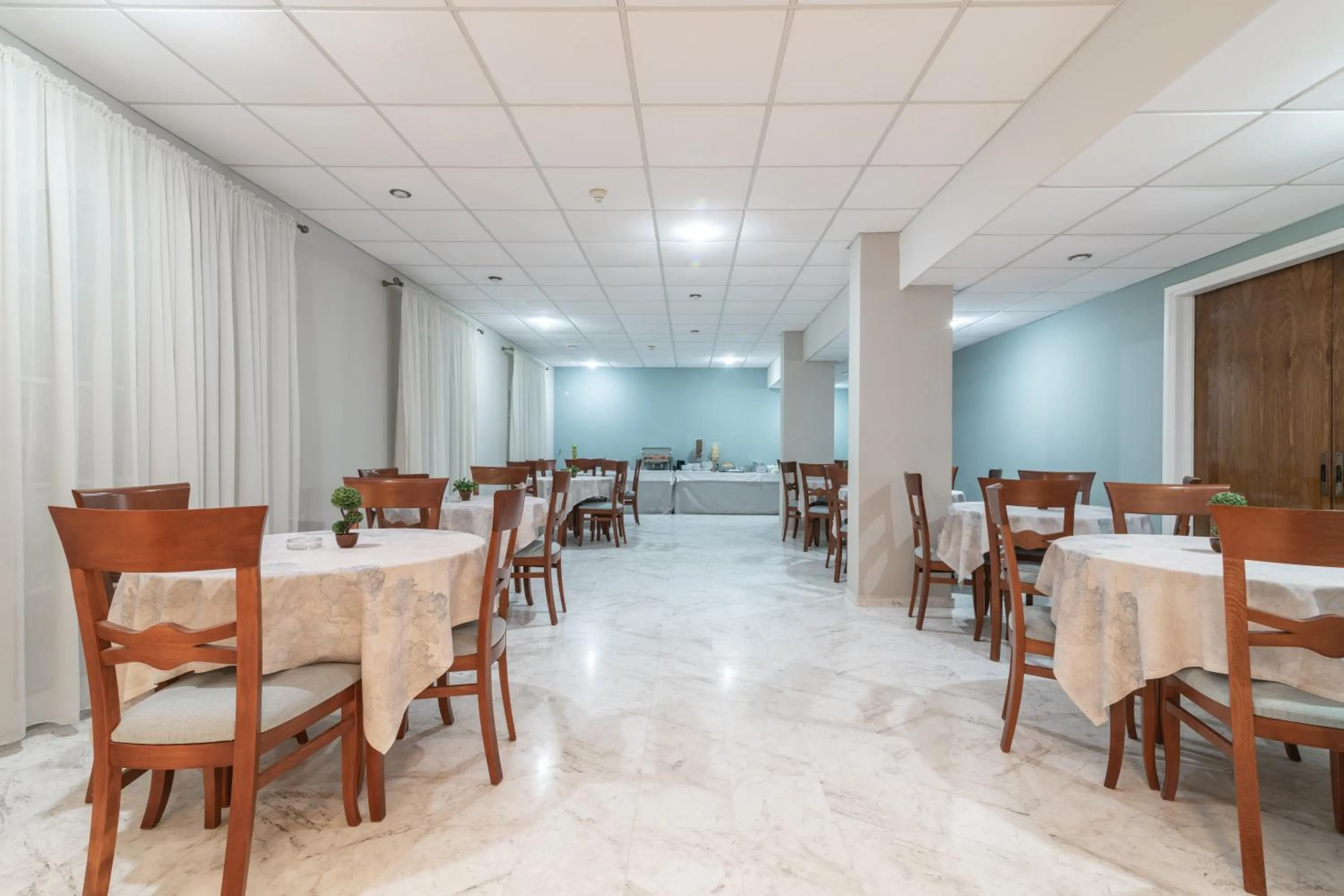 Restaurant/places to eat in Daisy Hotel