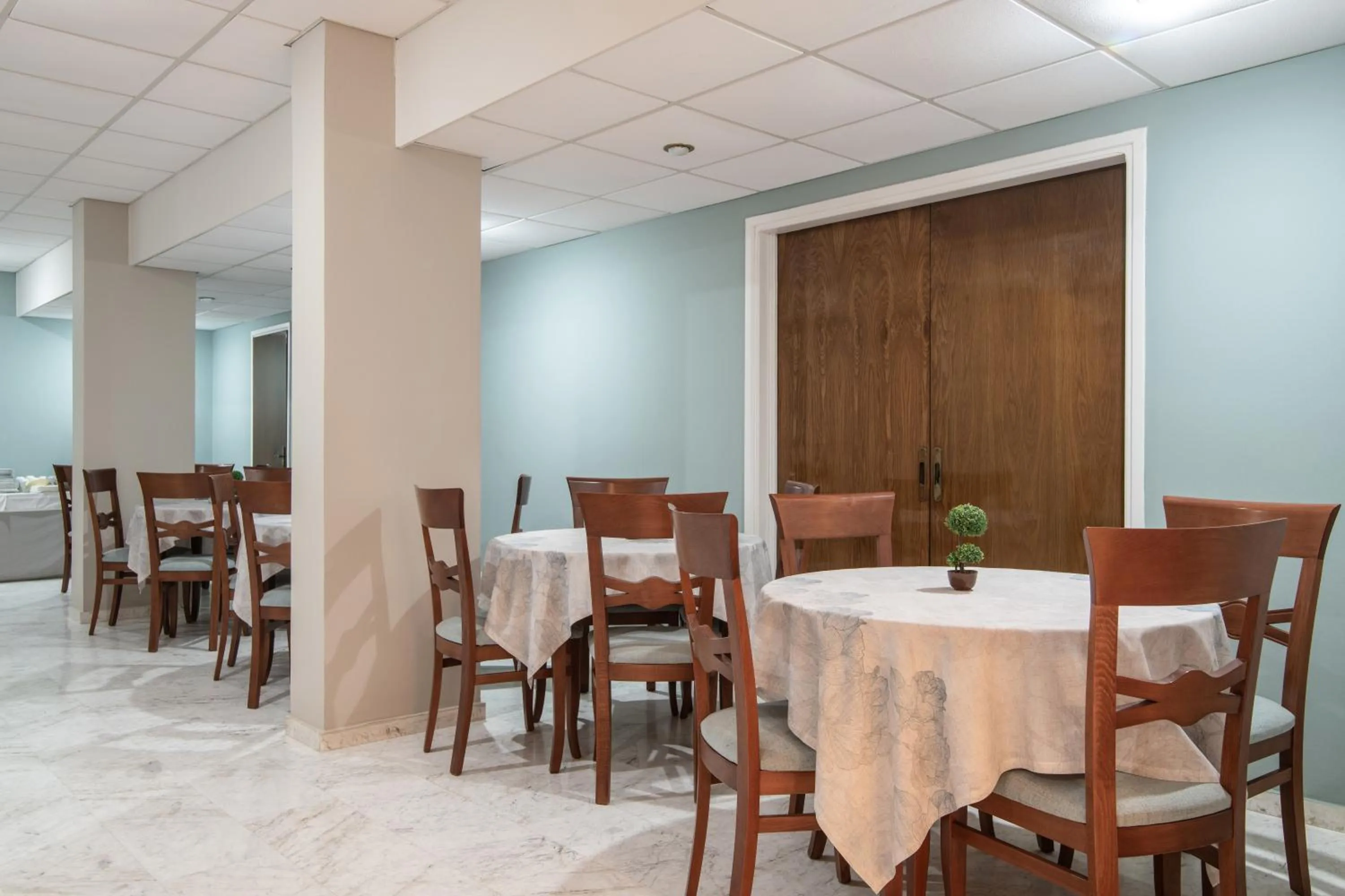 Restaurant/places to eat in Daisy Hotel