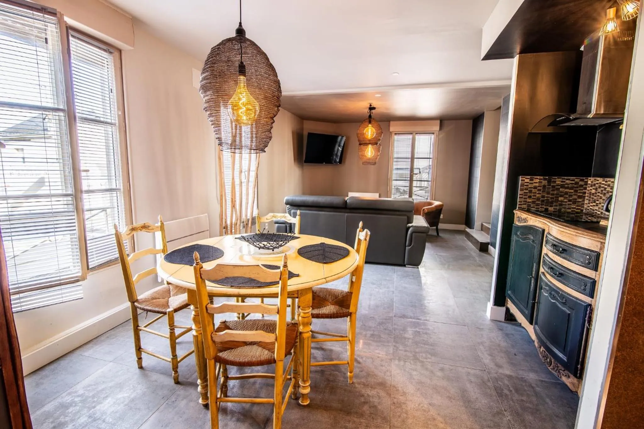 TV and multimedia in LE DUPE