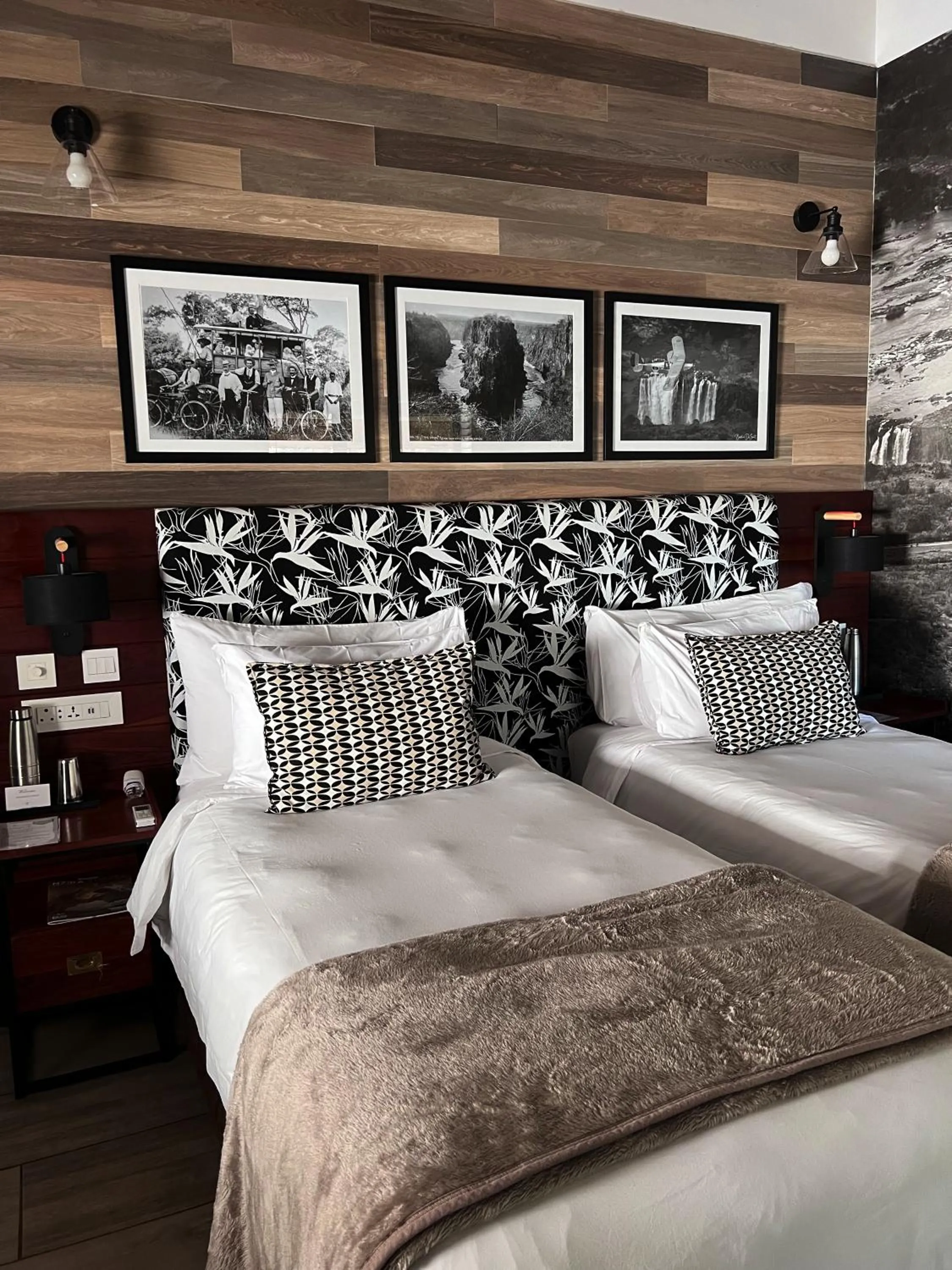 Property building, Bed in Pamarah Lodge