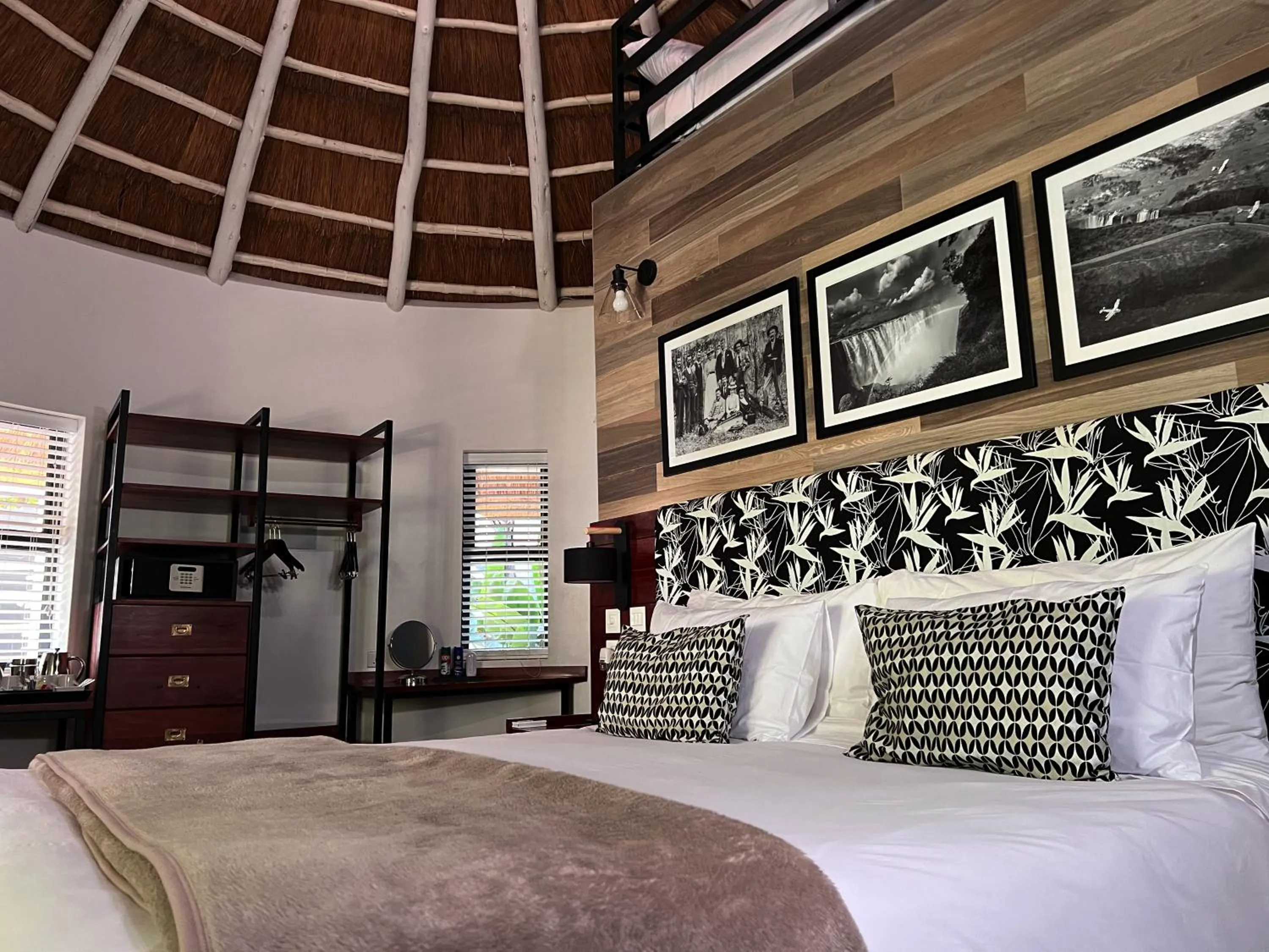 Property building, Bed in Pamarah Lodge