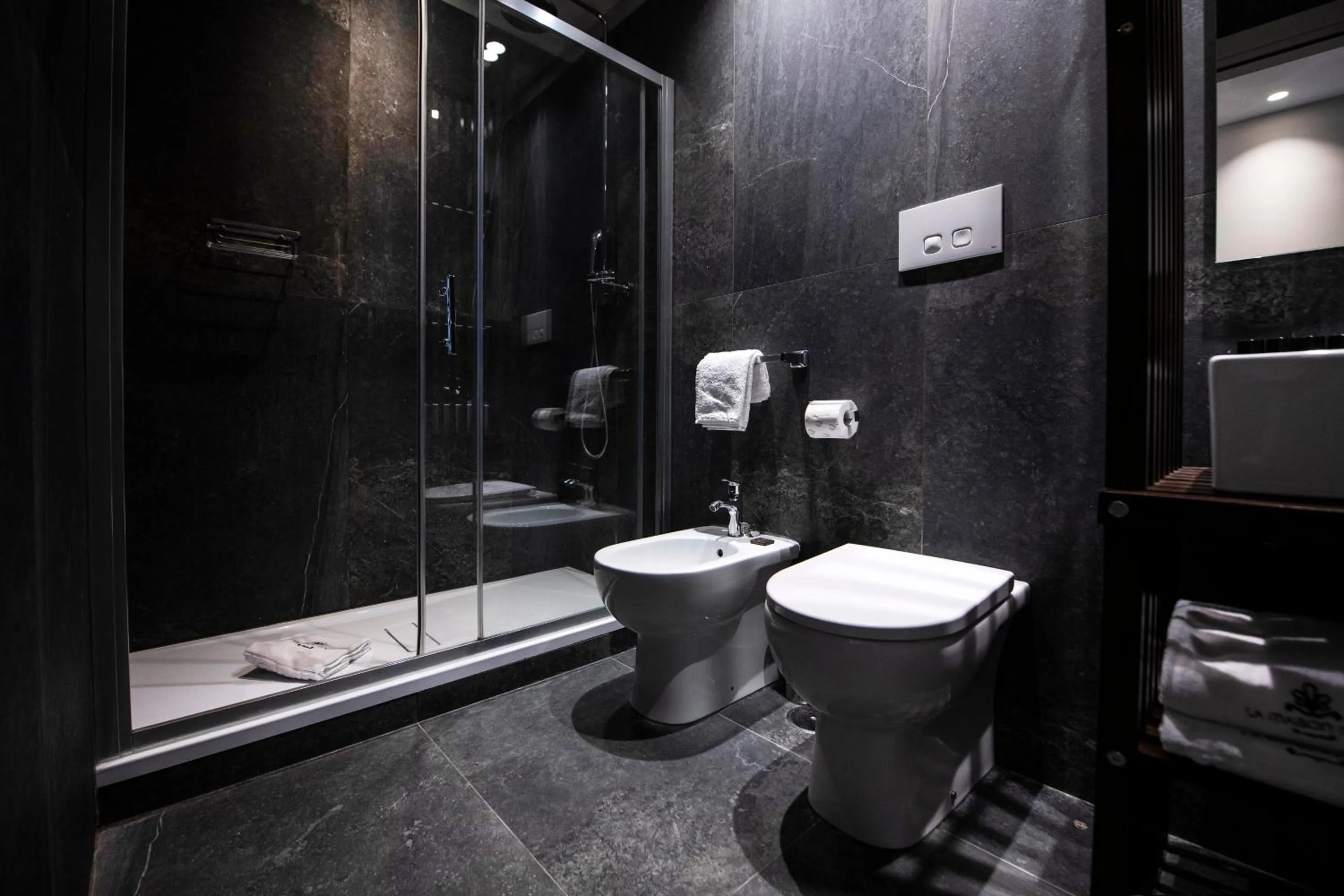 Shower in Hotel 77 Seventy-Seven - Maison D'Art Collection