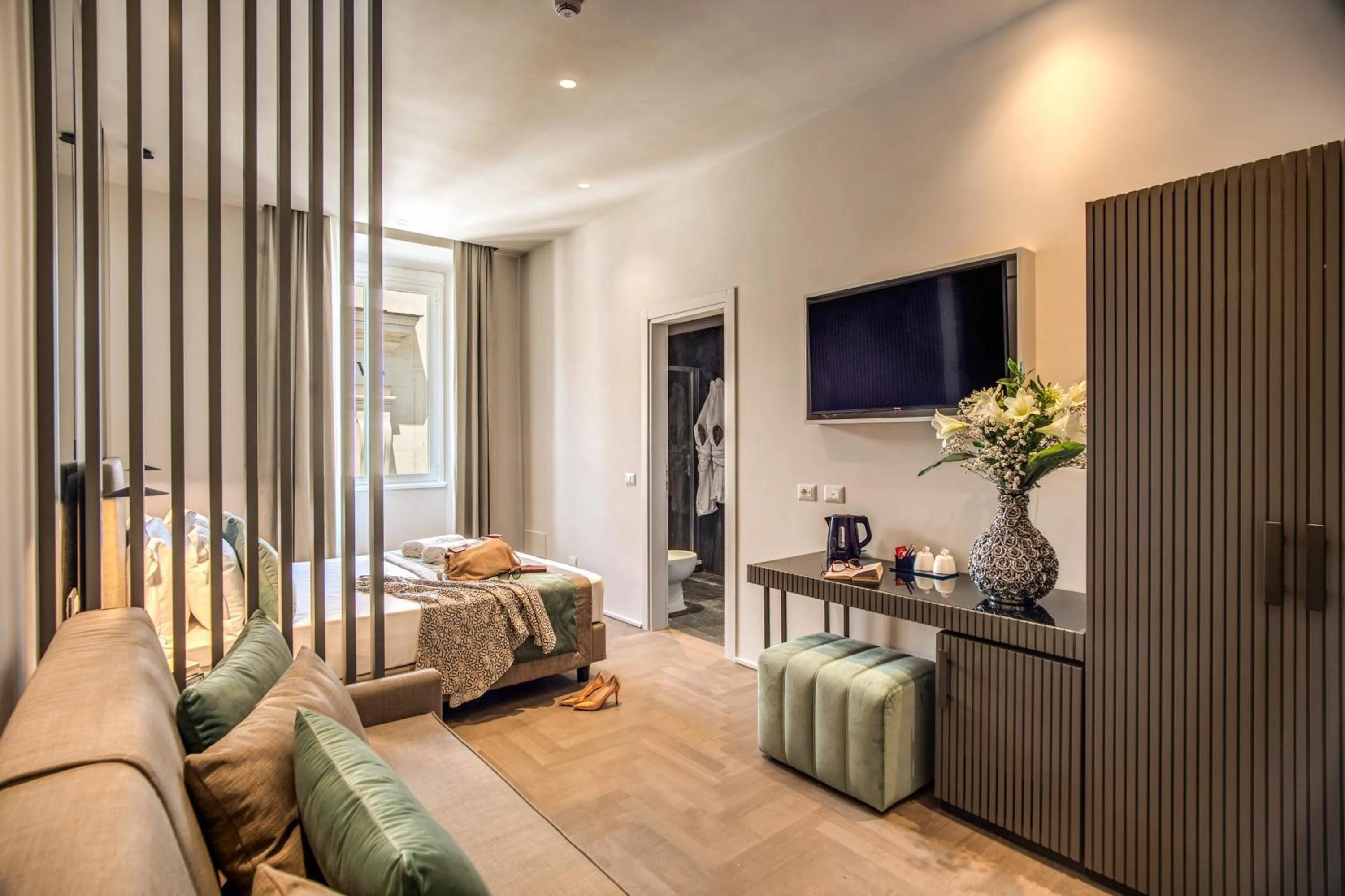 TV and multimedia in Hotel 77 Seventy-Seven - Maison D'Art Collection